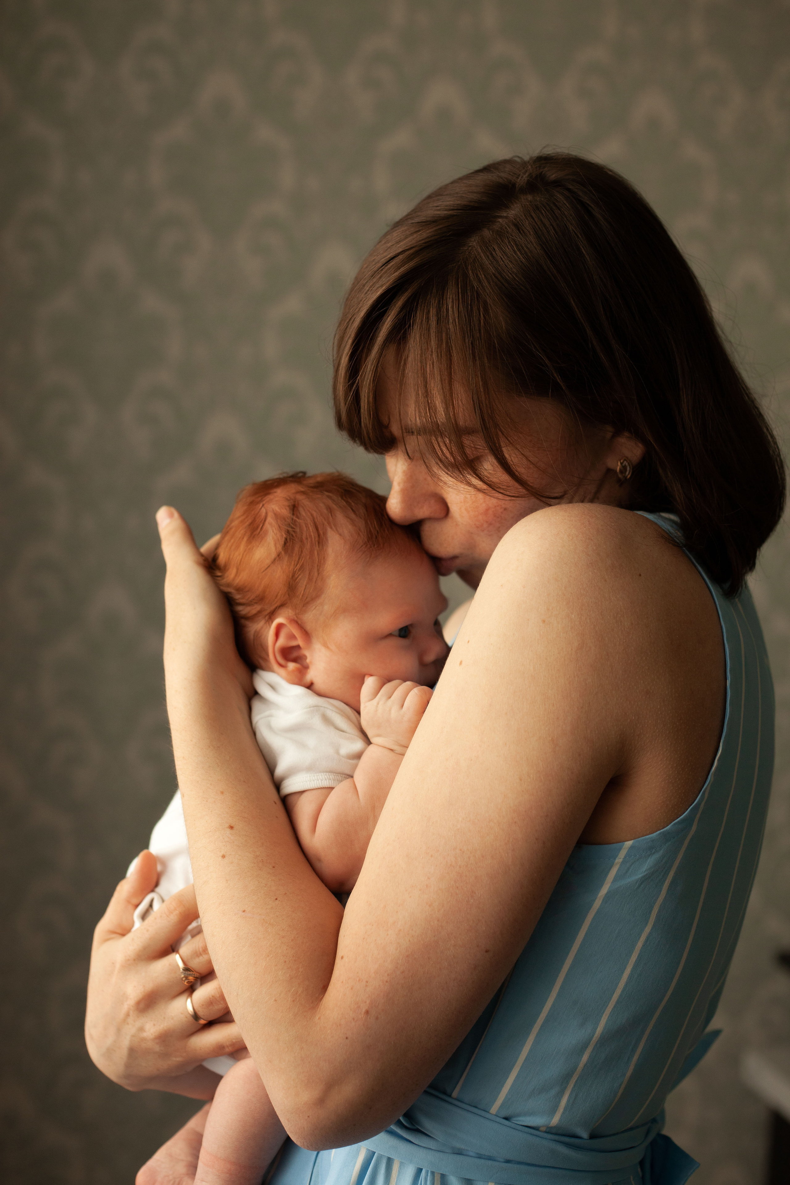 Домашняя фотосессия с новорожденным малышом. Фотограф видеограф Ольга Василевская