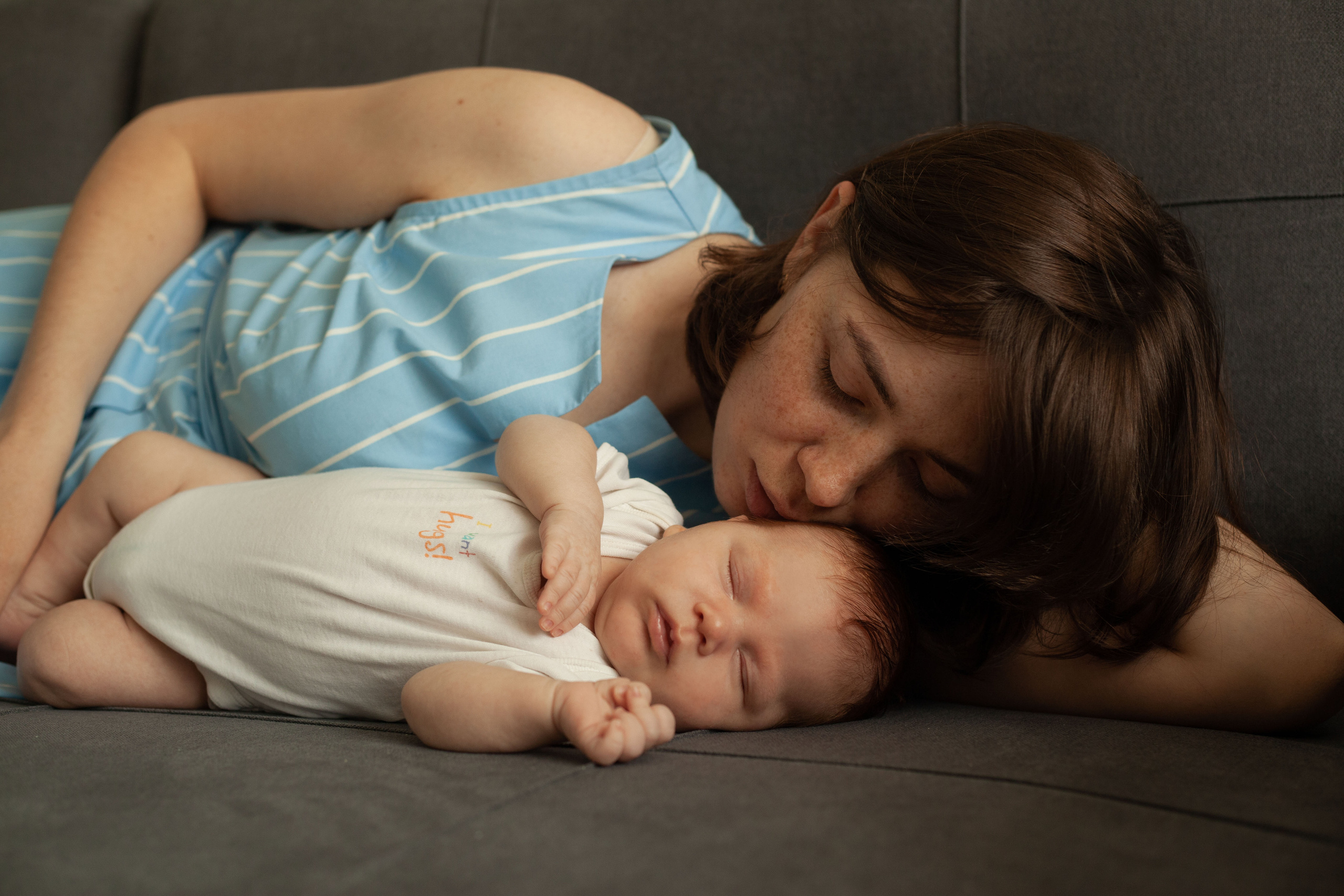 Домашняя фотосессия с новорожденным малышом. Фотограф видеограф Ольга Василевская