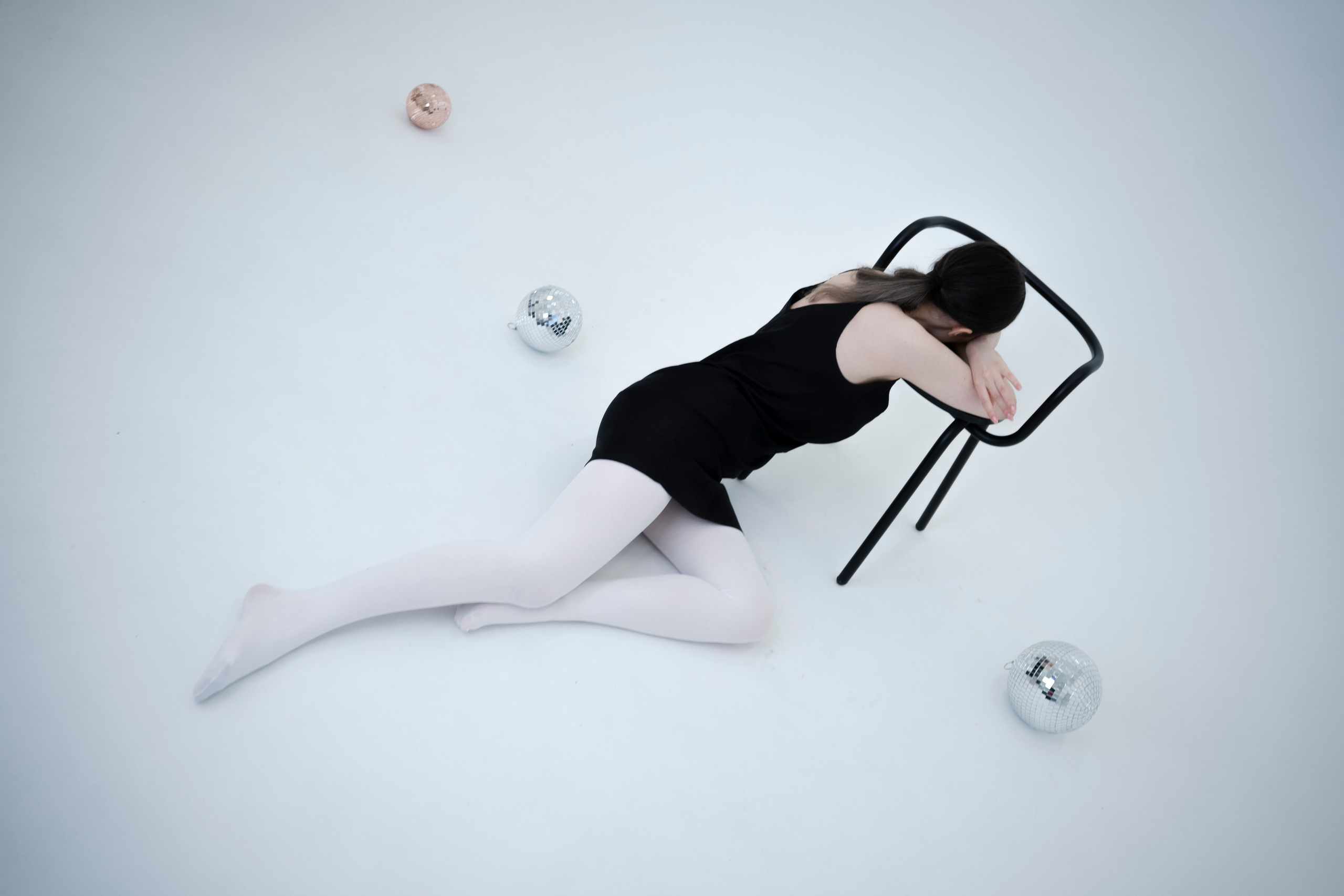 ДЕВОЧКА НА ШАРЕ. Главная