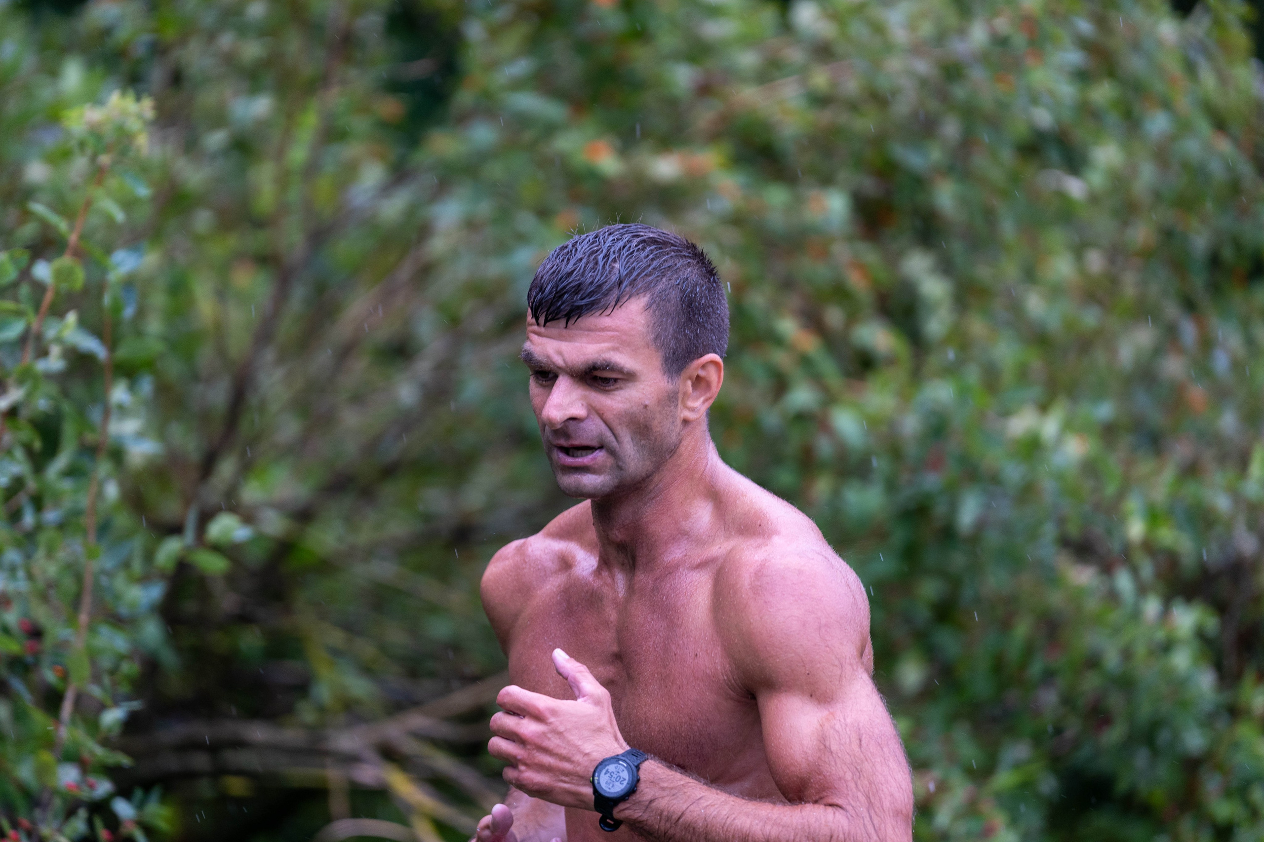 Бегун на пробежке «5 вёрст» по Елагиному острову, спорт-съёмка