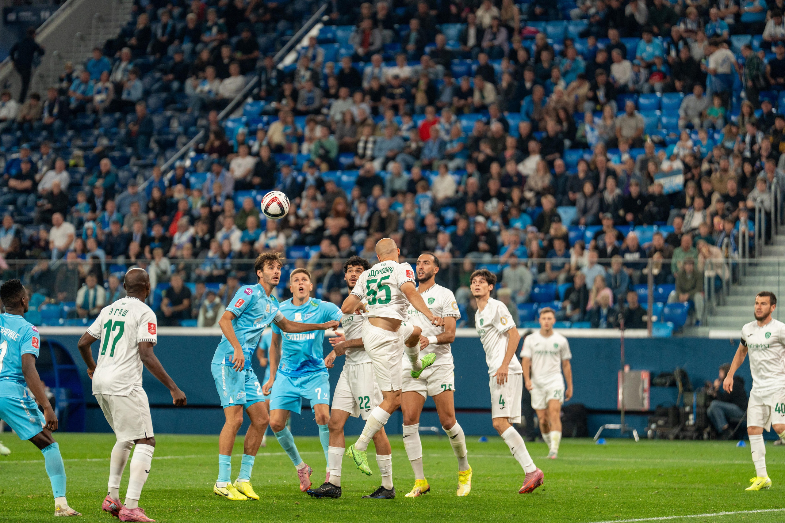 Спортивный фотограф Санкт-Петербург: Зенит и Ахмат борются за мяч