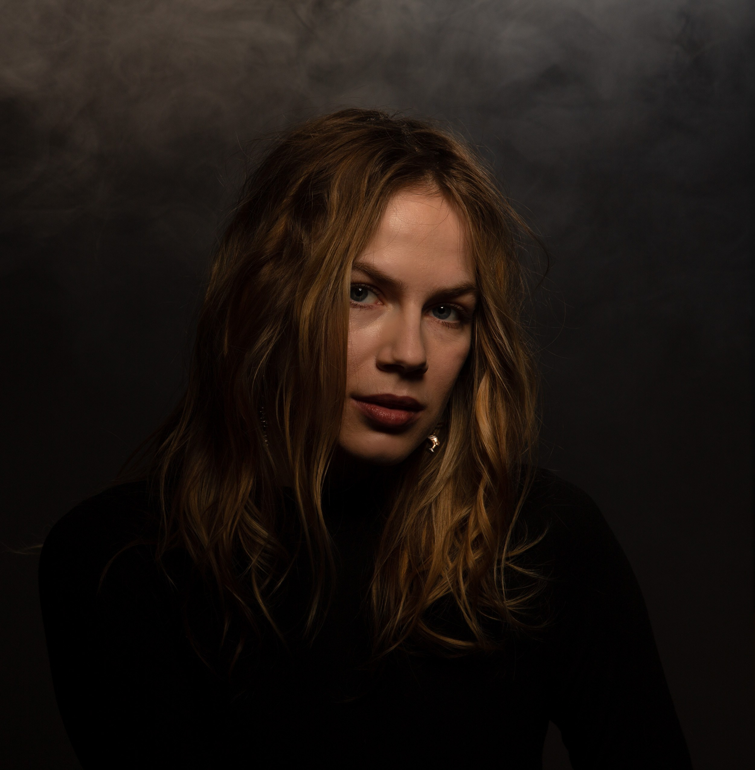 Фотосессия с жестким темным светом