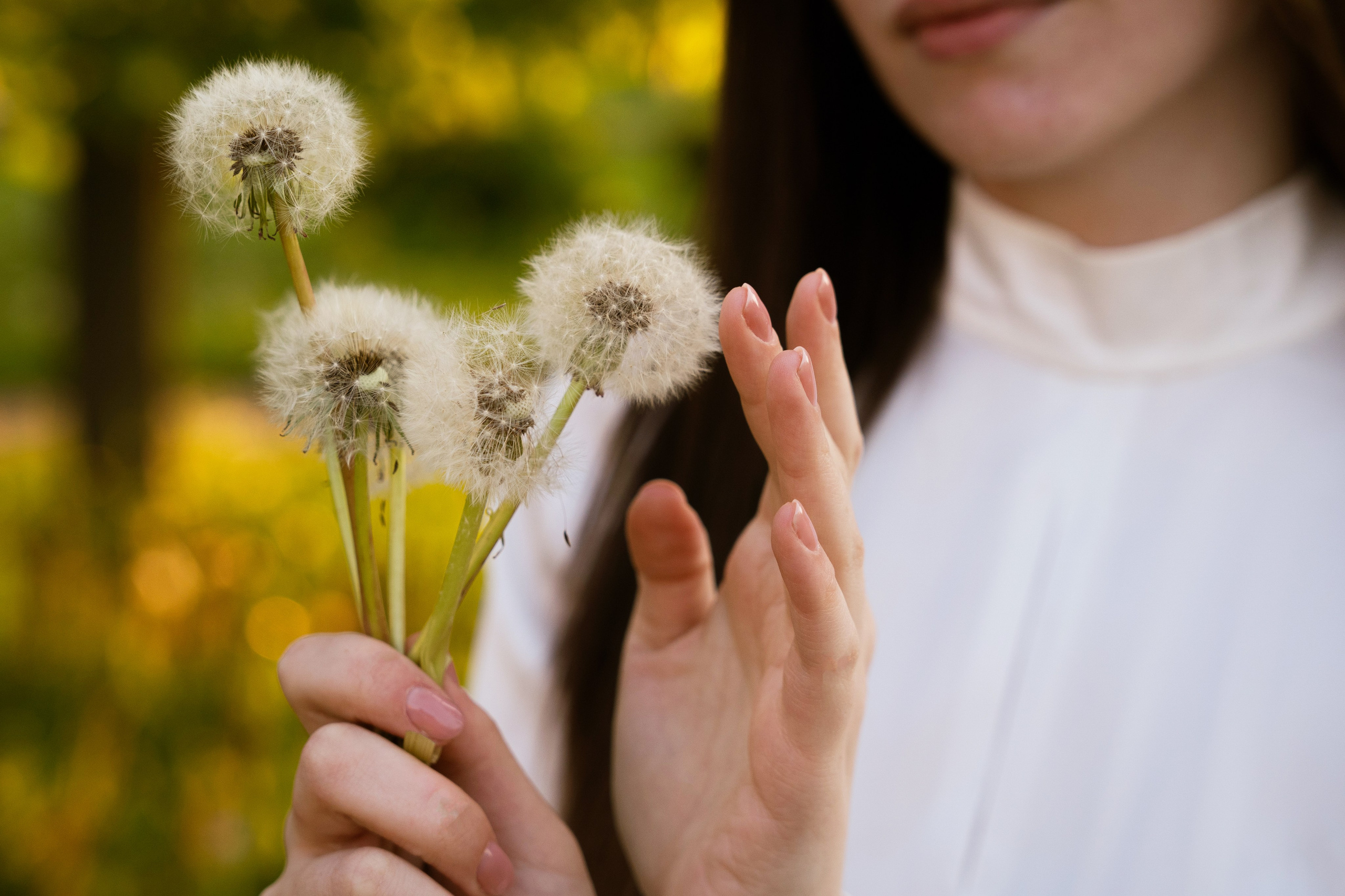 портрет девушки с одуванчиками 