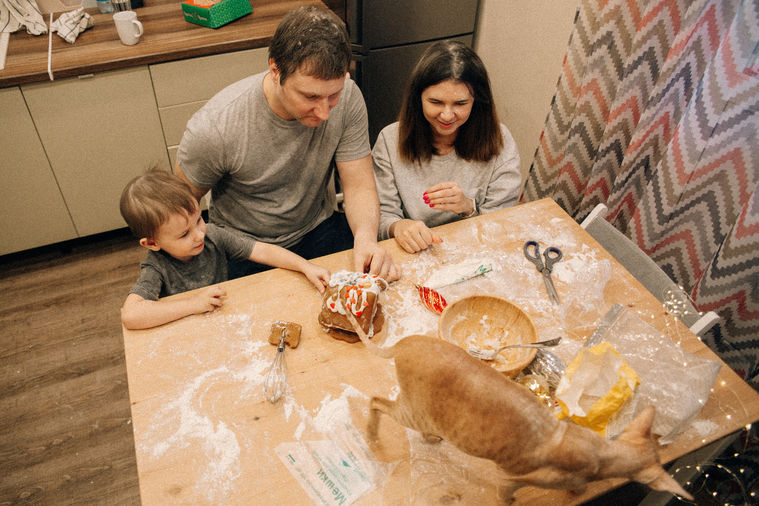 Аня Лёша Ростик и кот Маффин. Домашняя история с пряником и театром теней. Свадебный, семейный и женский фотограф в Москве Аникина Ольга