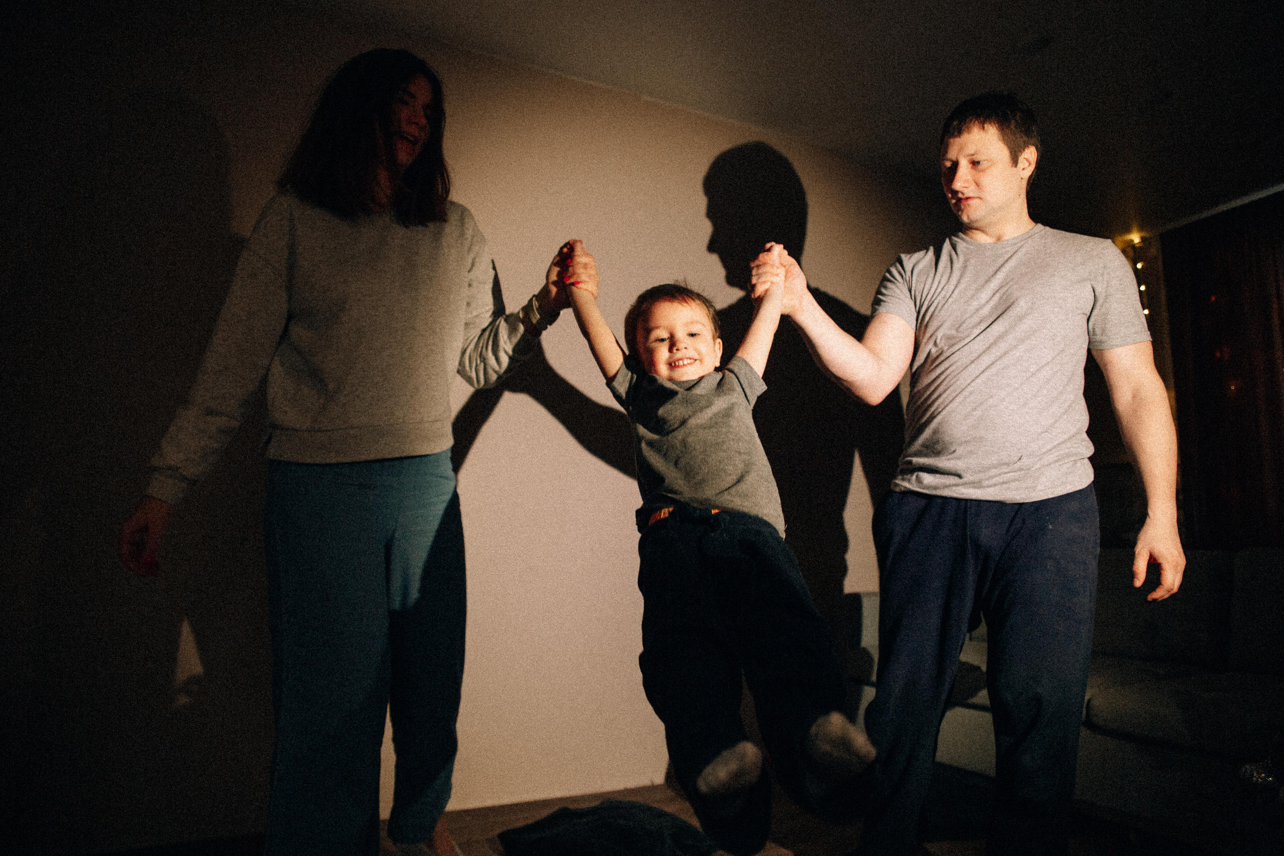 Аня Лёша Ростик и кот Маффин. Домашняя история с пряником и театром теней. Свадебный, семейный и женский фотограф в Москве Аникина Ольга