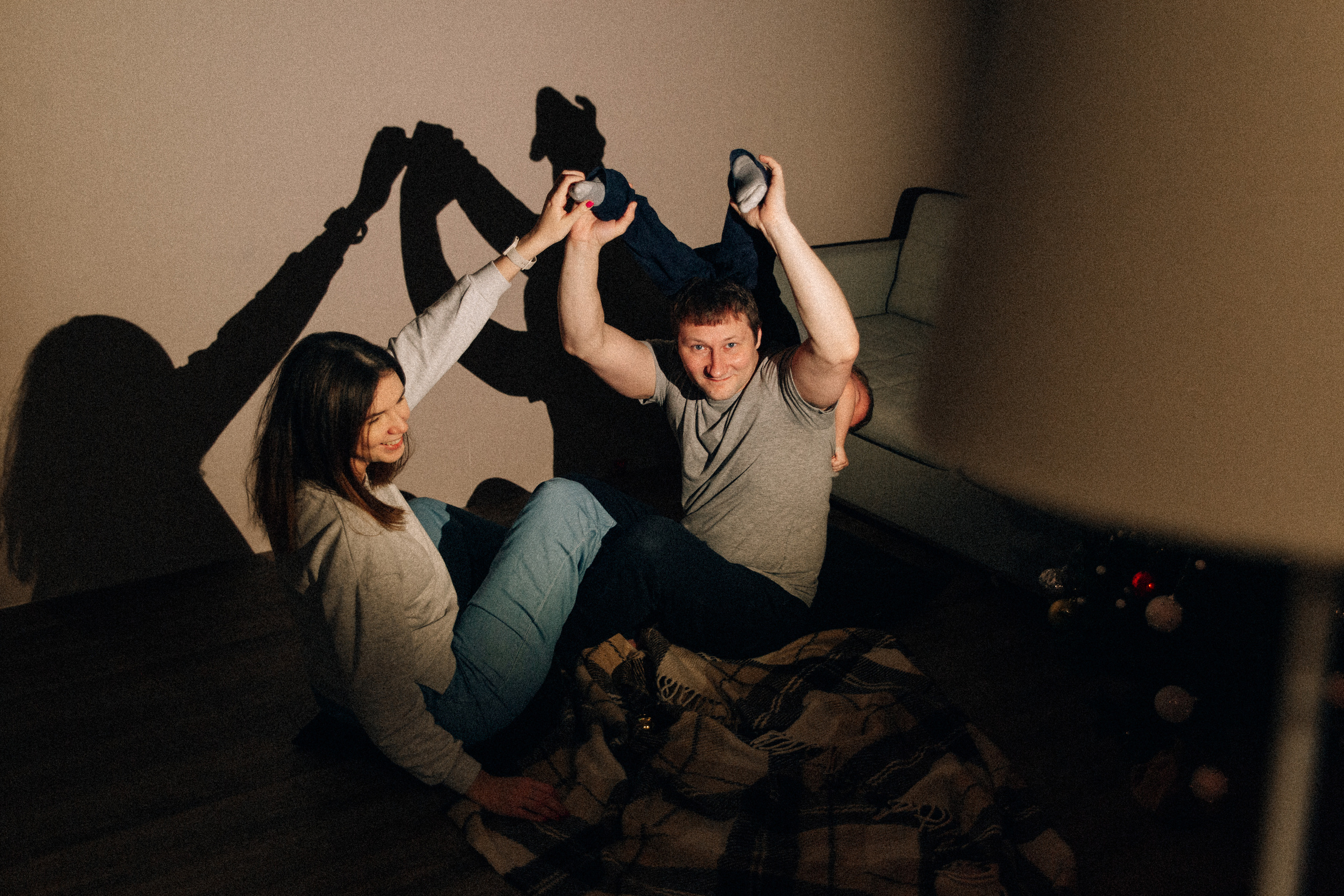 Аня Лёша Ростик и кот Маффин. Домашняя история с пряником и театром теней. Свадебный, семейный и женский фотограф в Москве Аникина Ольга