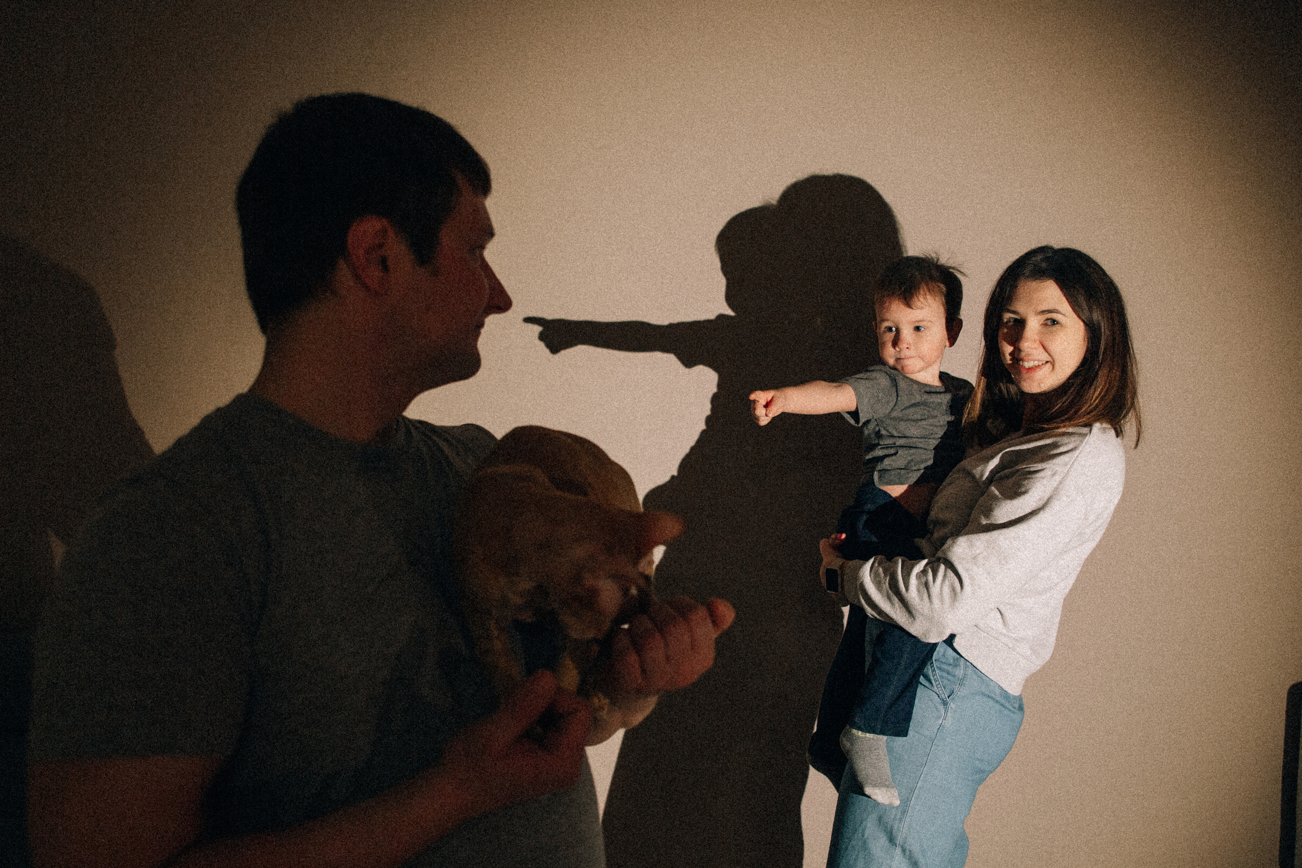 Аня Лёша Ростик и кот Маффин. Домашняя история с пряником и театром теней. Свадебный, семейный и женский фотограф в Москве Аникина Ольга