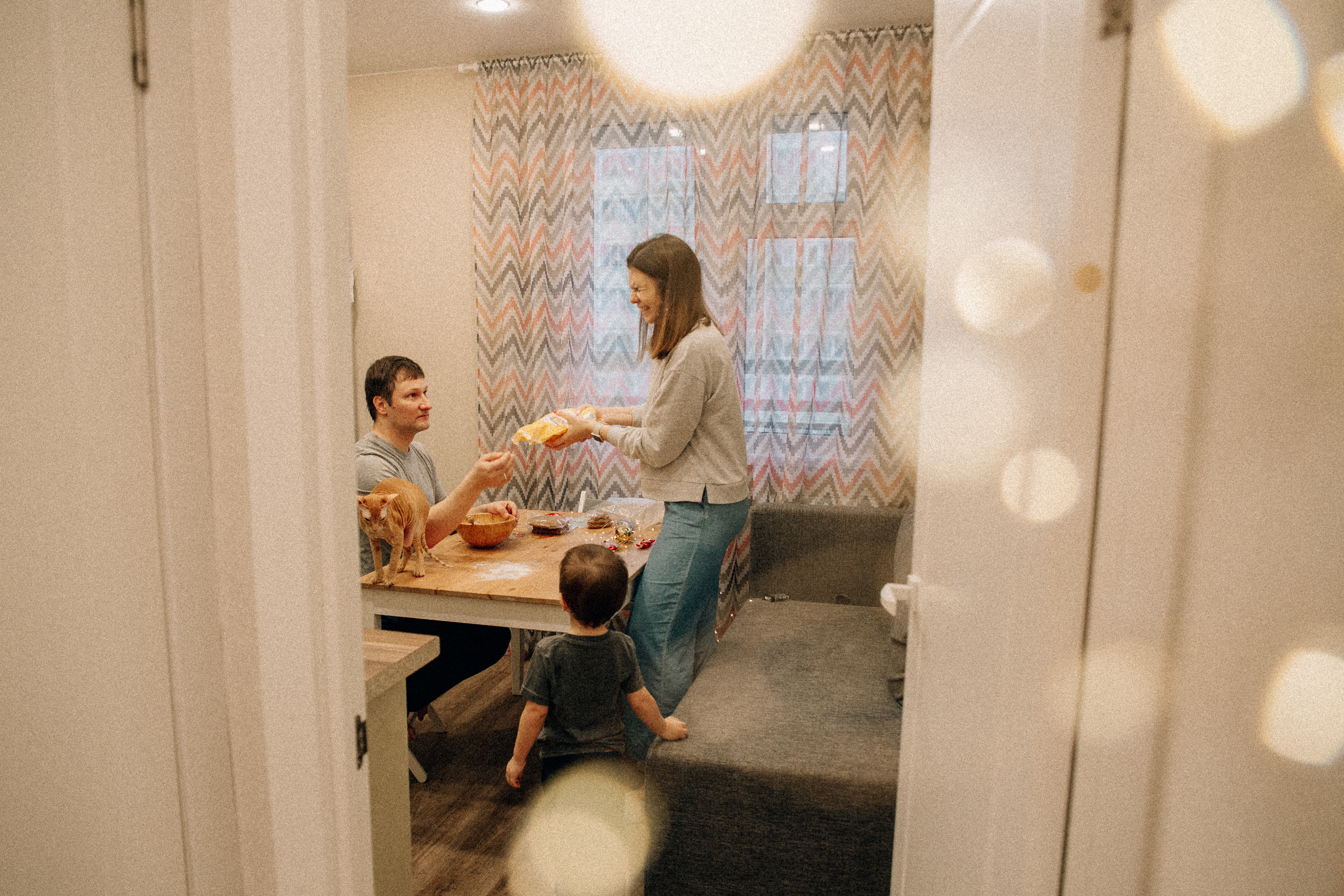 Аня Лёша Ростик и кот Маффин. Домашняя история с пряником и театром теней. Свадебный, семейный и женский фотограф в Москве Аникина Ольга