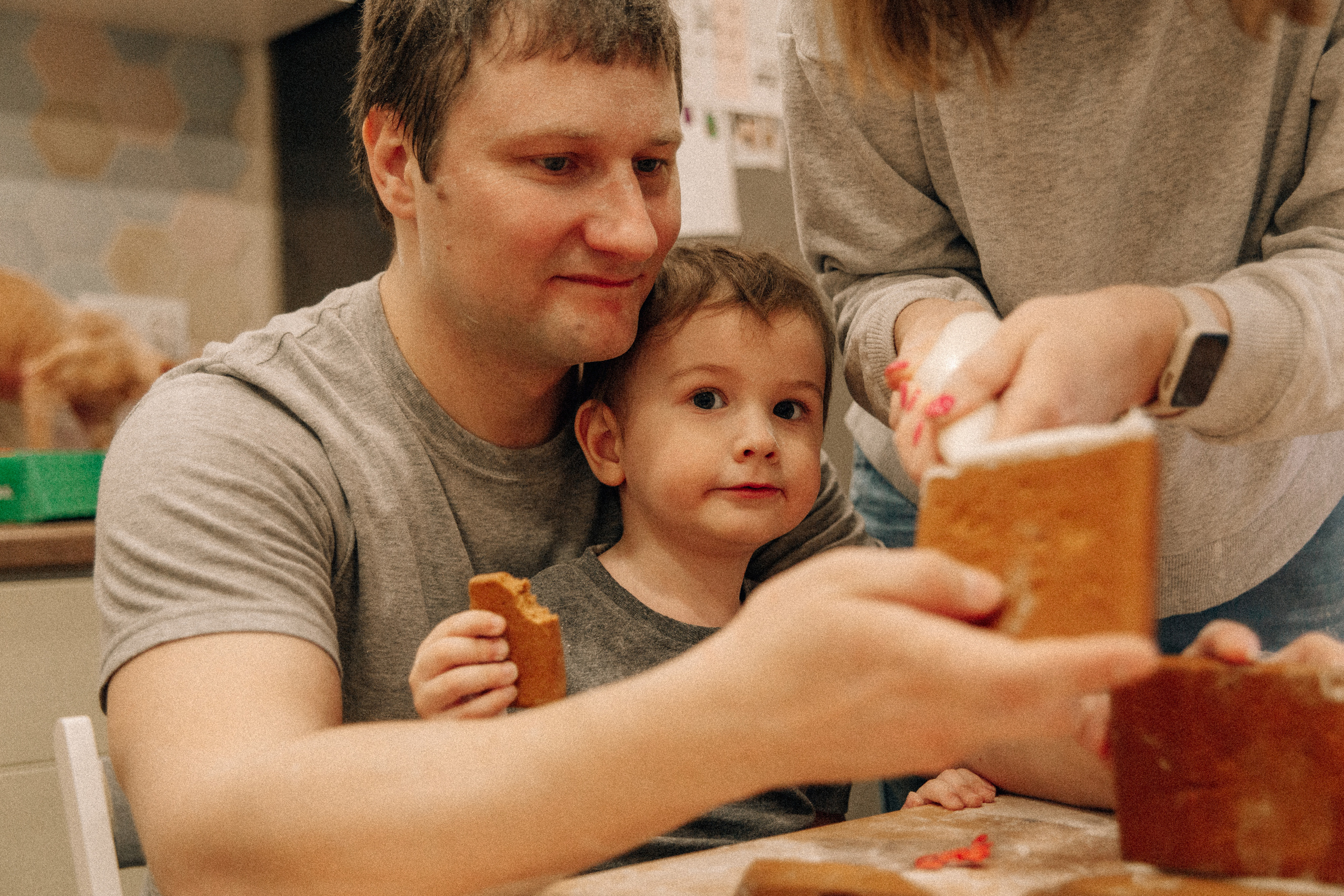 Аня Лёша Ростик и кот Маффин. Домашняя история с пряником и театром теней. Свадебный, семейный и женский фотограф в Москве Аникина Ольга