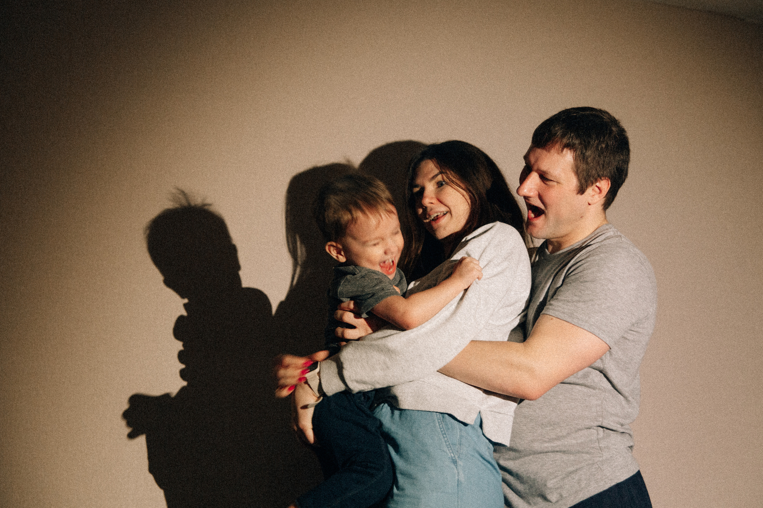 Аня Лёша Ростик и кот Маффин. Домашняя история с пряником и театром теней. Свадебный, семейный и женский фотограф в Москве Аникина Ольга