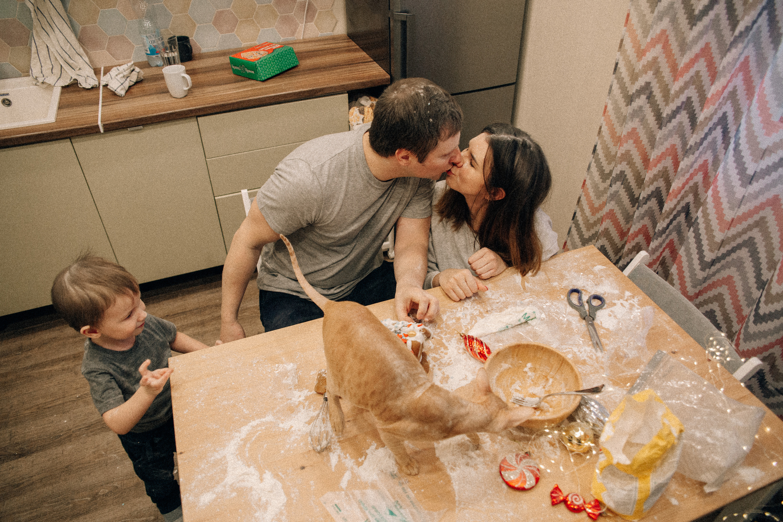 Аня Лёша Ростик и кот Маффин. Домашняя история с пряником и театром теней. Свадебный, семейный и женский фотограф в Москве Аникина Ольга