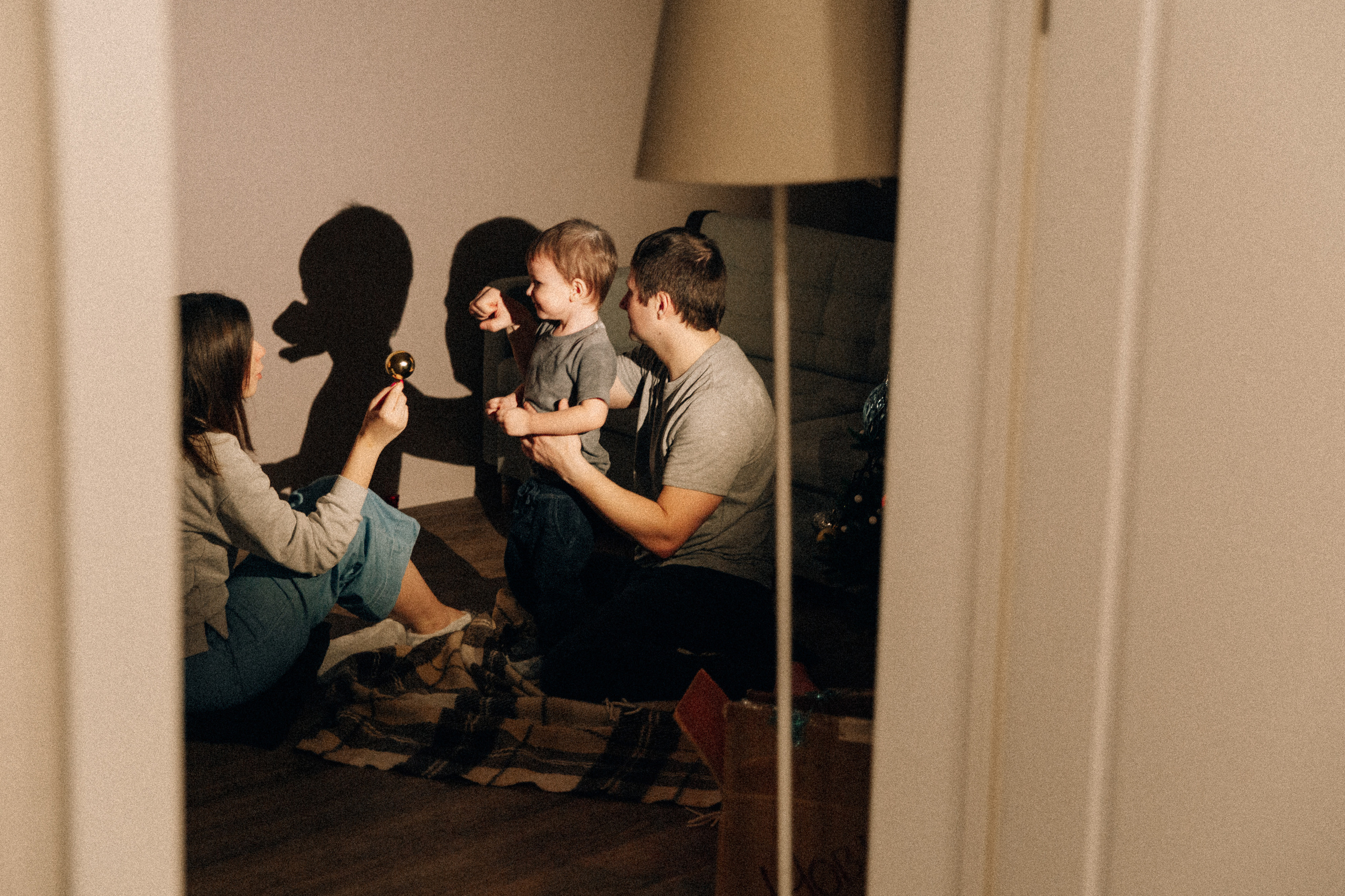 Аня Лёша Ростик и кот Маффин. Домашняя история с пряником и театром теней. Свадебный, семейный и женский фотограф в Москве Аникина Ольга