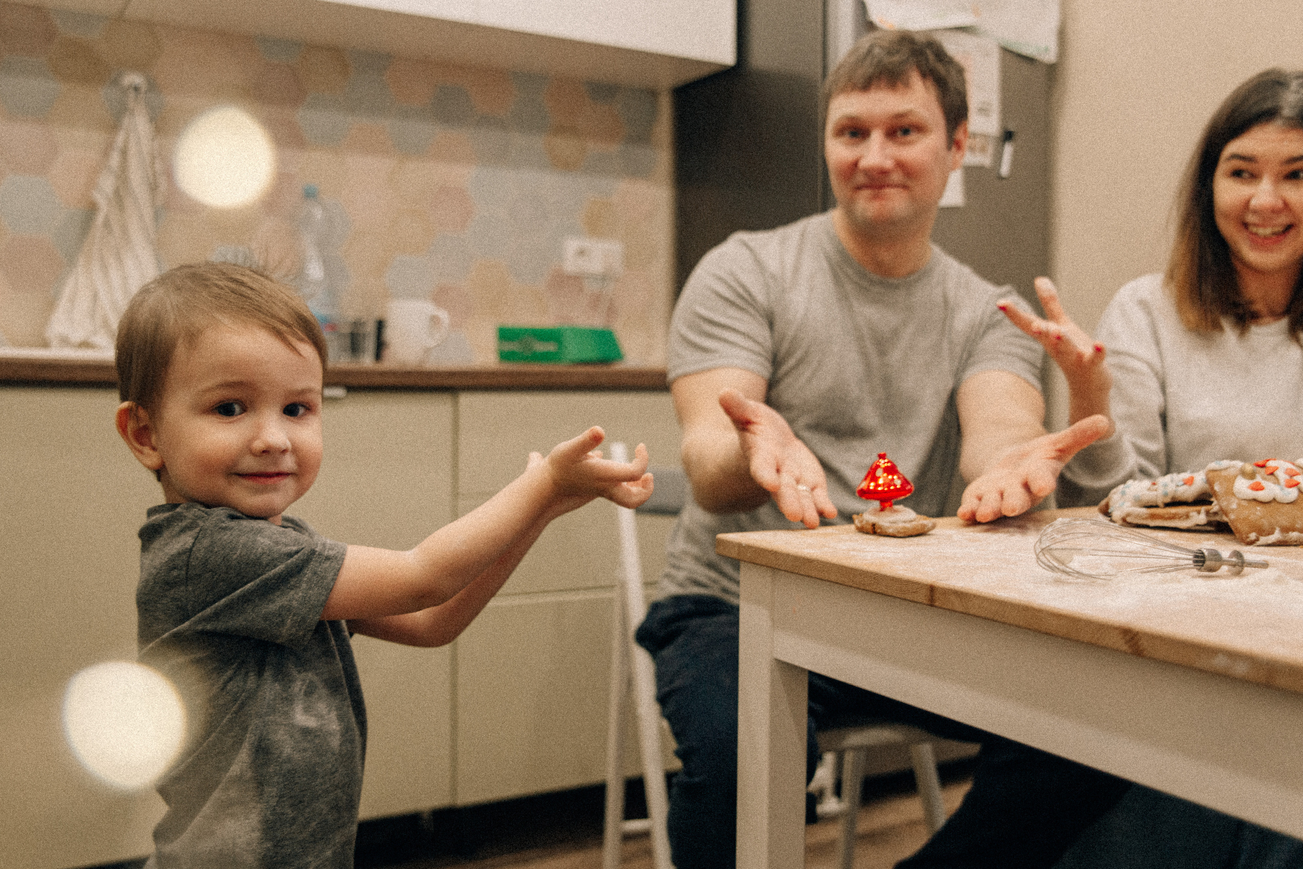 Аня Лёша Ростик и кот Маффин. Домашняя история с пряником и театром теней. Свадебный, семейный и женский фотограф в Москве Аникина Ольга