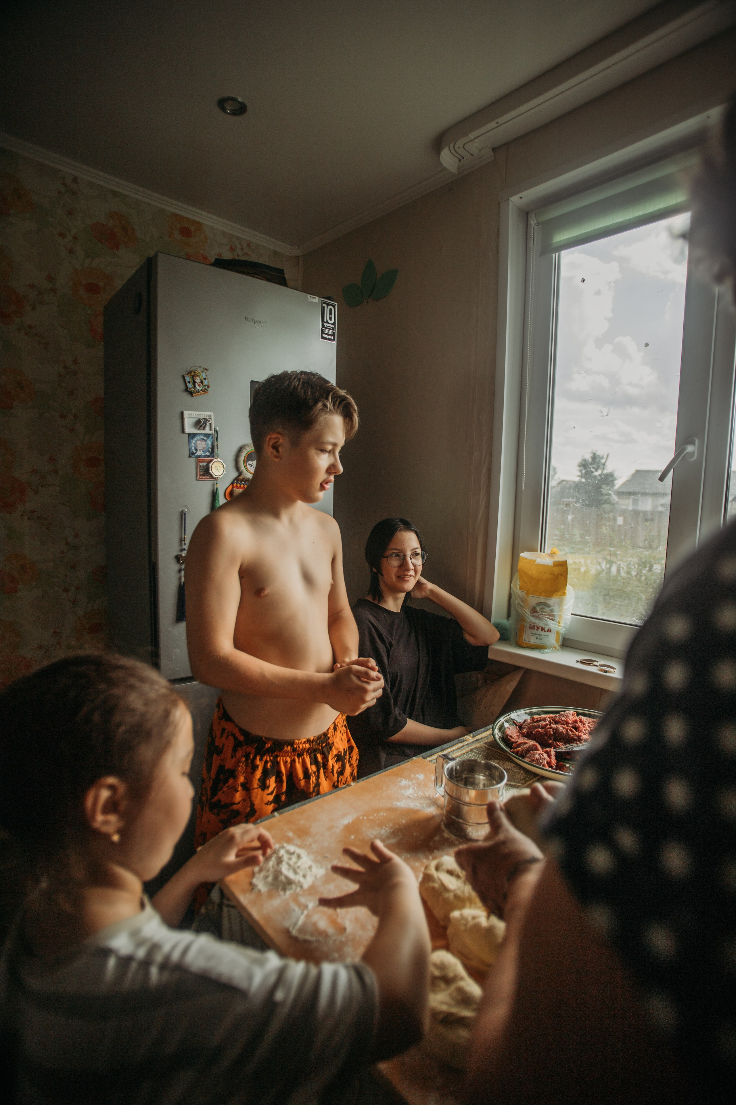 Домашняя фотосессия моей семьи. Венера Гайн. Репортажный фотограф  Тюмень. Обучение фотографии с 0