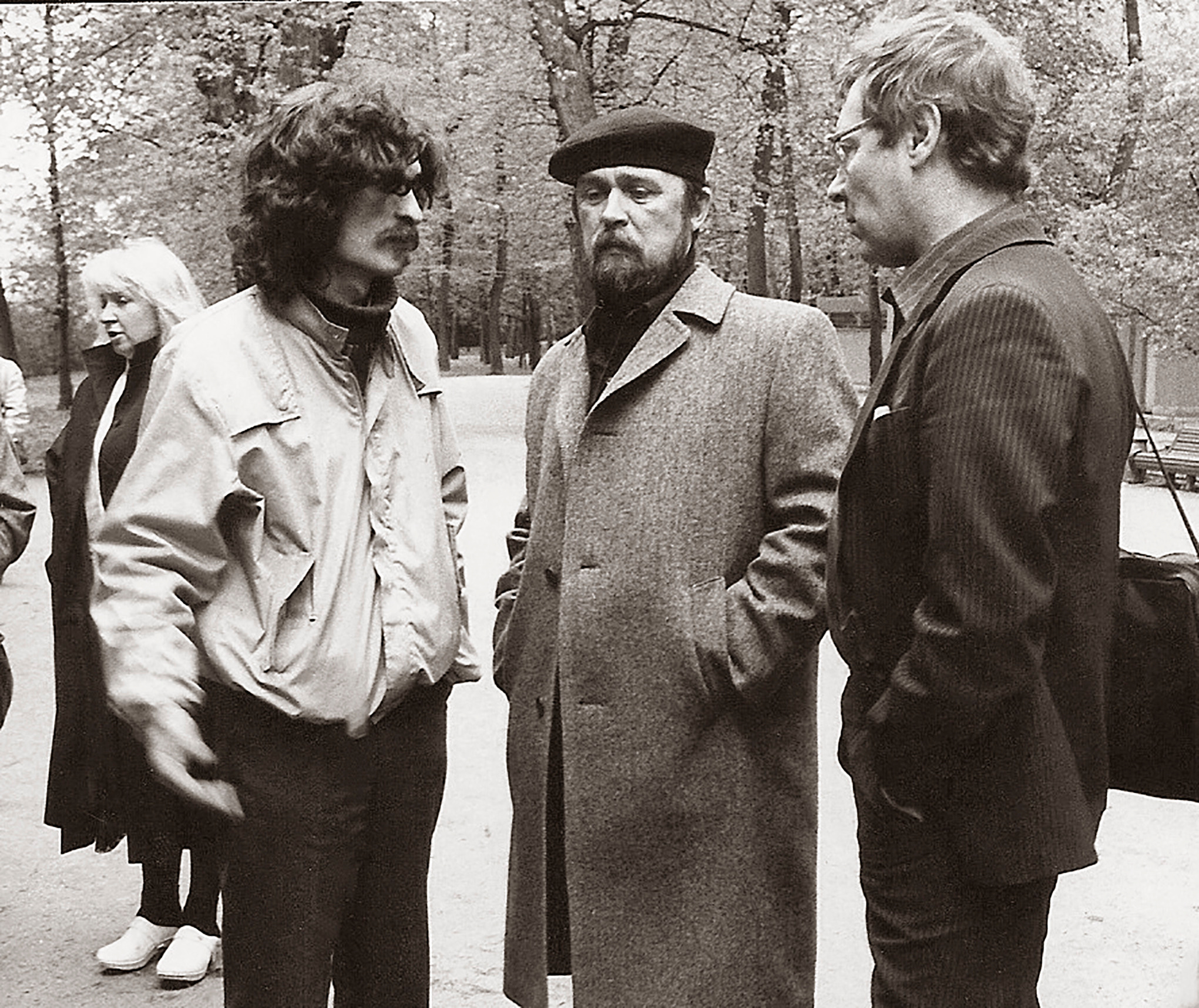 На открытии всесоюзной  выставки "Художественная эмаль". А.Задорин, Ю.С. Детинкин. Летний сад. Чайный домик. 1987 