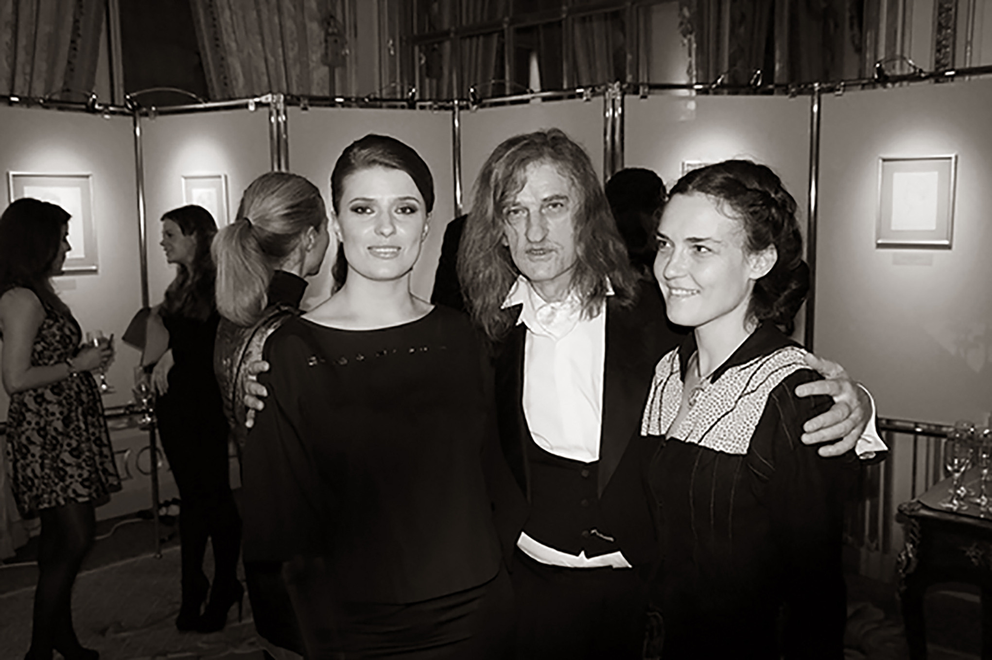 На открытии выставки "Королевские портреты", с дочерьми Екатериной и Надеждой,        William Kent House, London, 2012