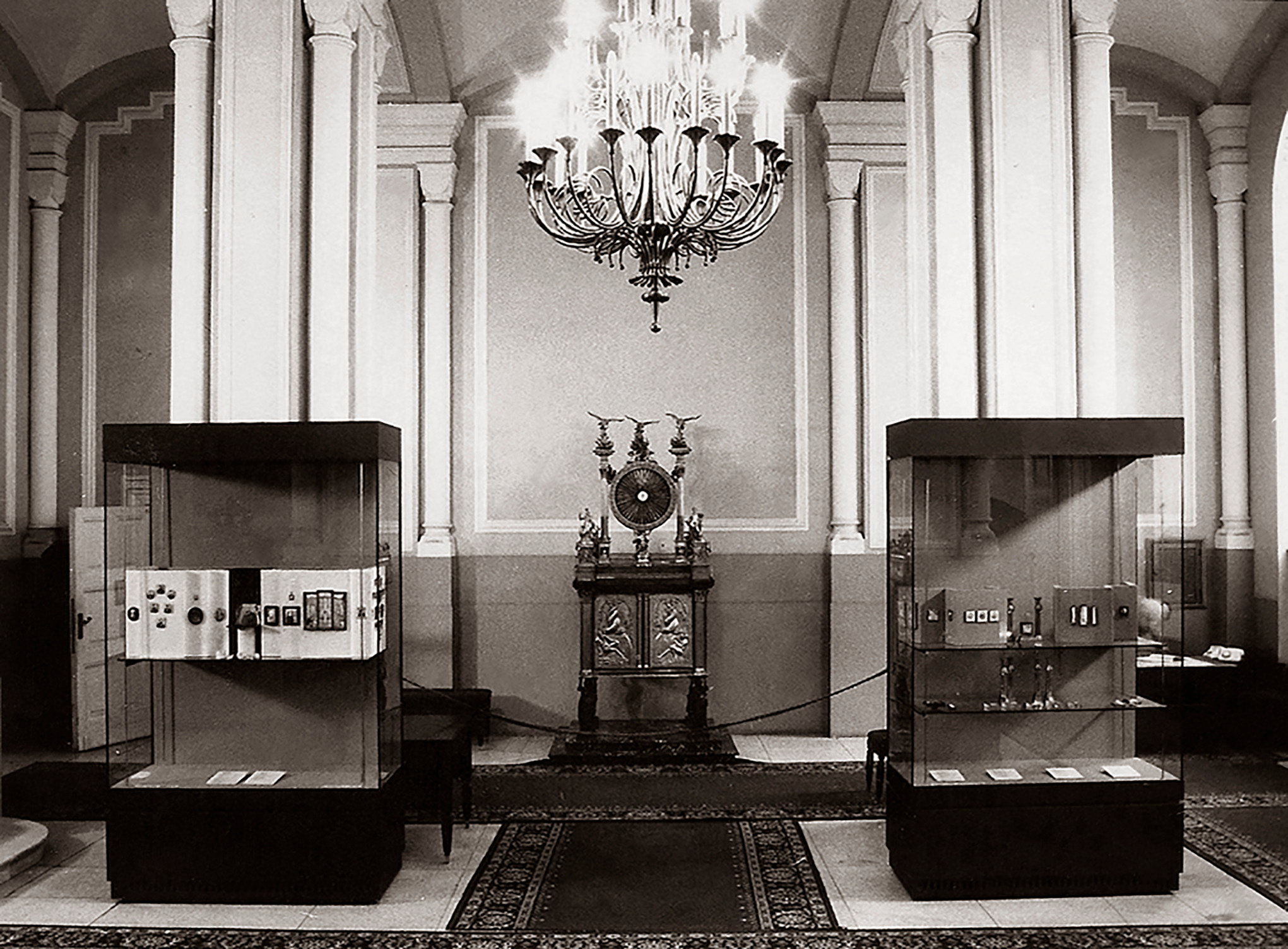 Экспозиция персональной выставки А.А. Максимова и Л.М. Эфроса. Москва, Кремль, Оружейная Палата, 1990-1991