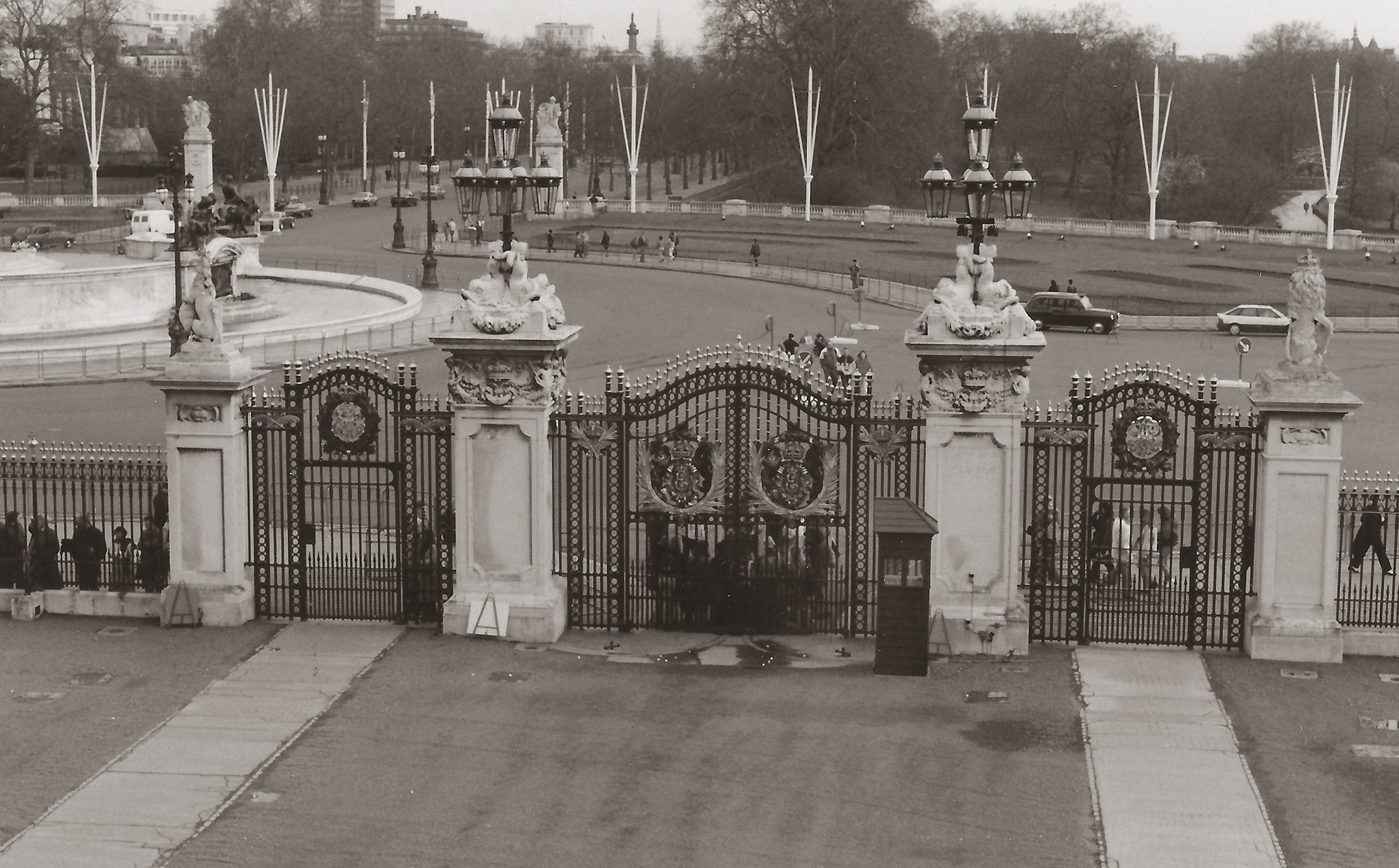 Вид на въездные ворота из окна жёлтой гостиной, Лондон, Буккенгемский дворец, 1992