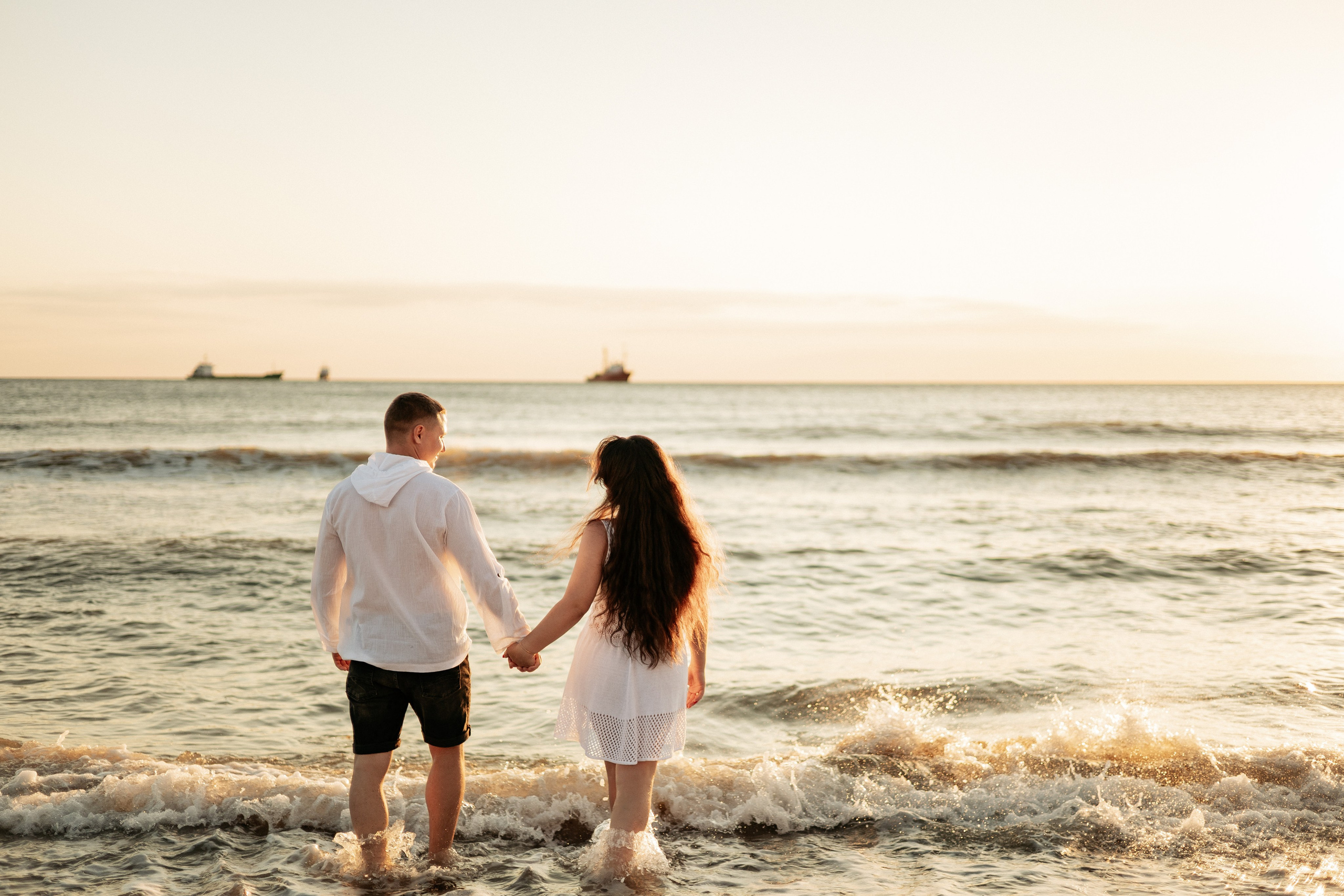 Финальный кадр: семья уходит вдаль по берегу, держась за руки