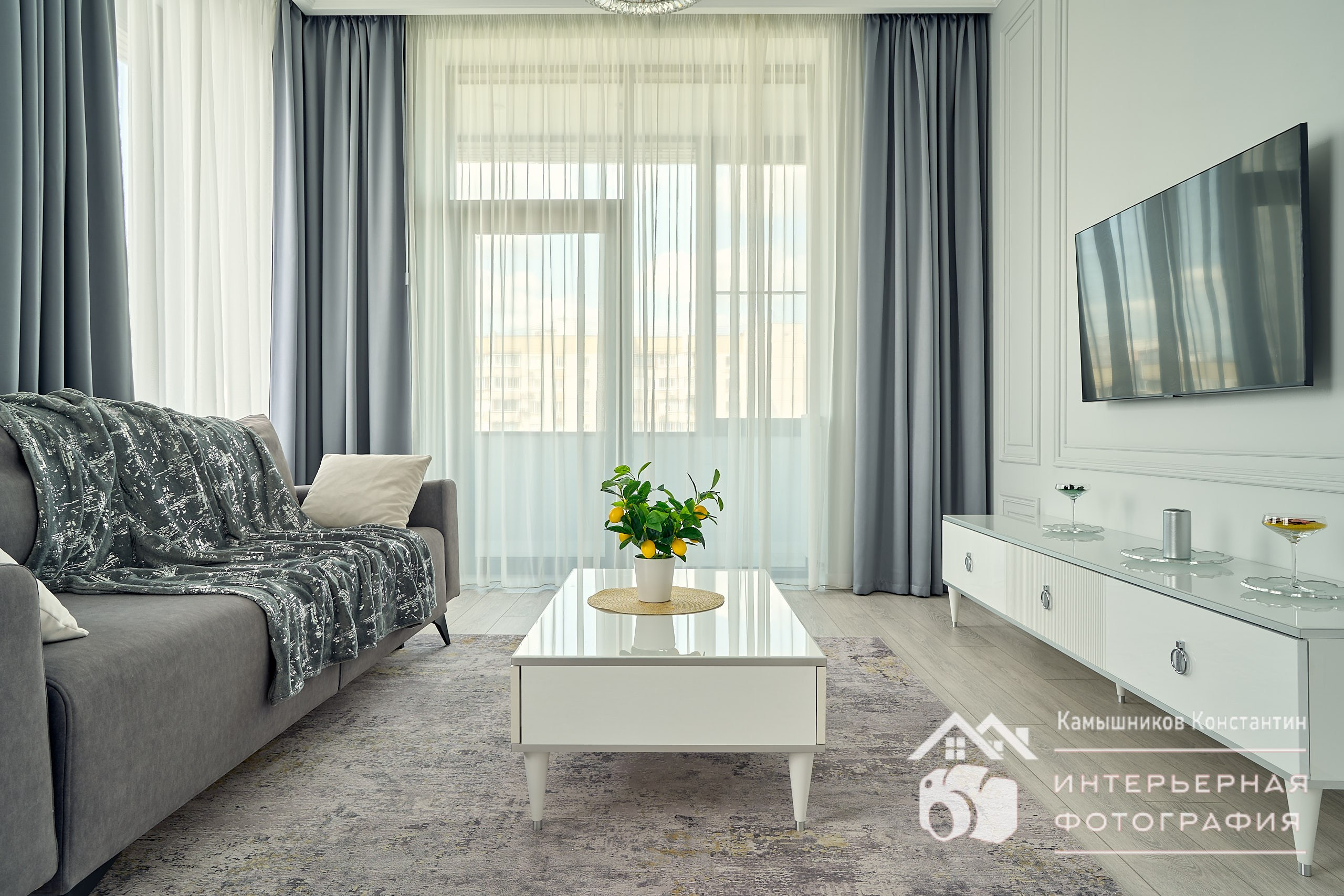 Фрагмент интерьерной съемки квартиры в ЖК бизнес-класса, общий план гостиной с фронтального ракурса