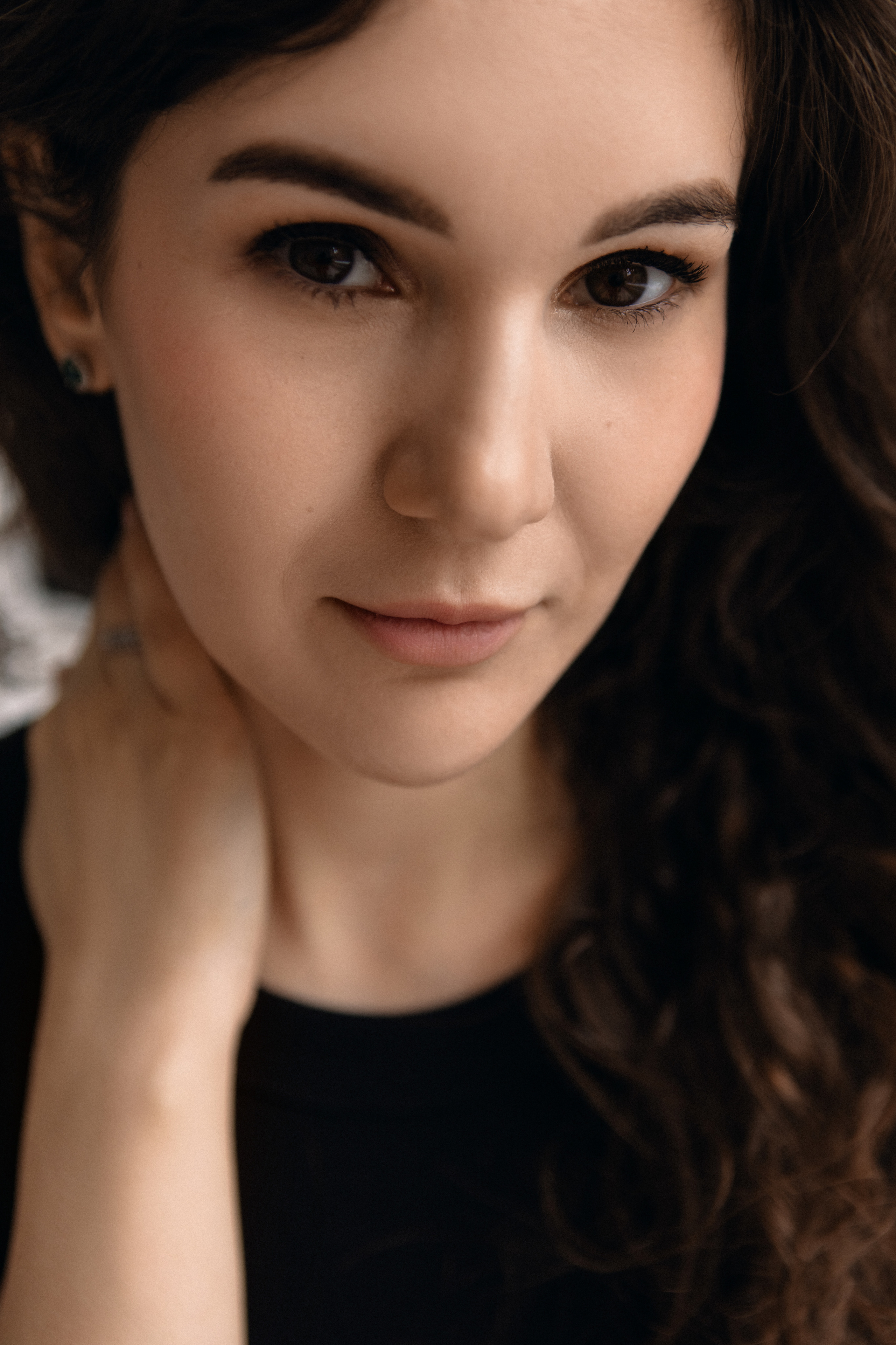 Женский портрет брюнетки