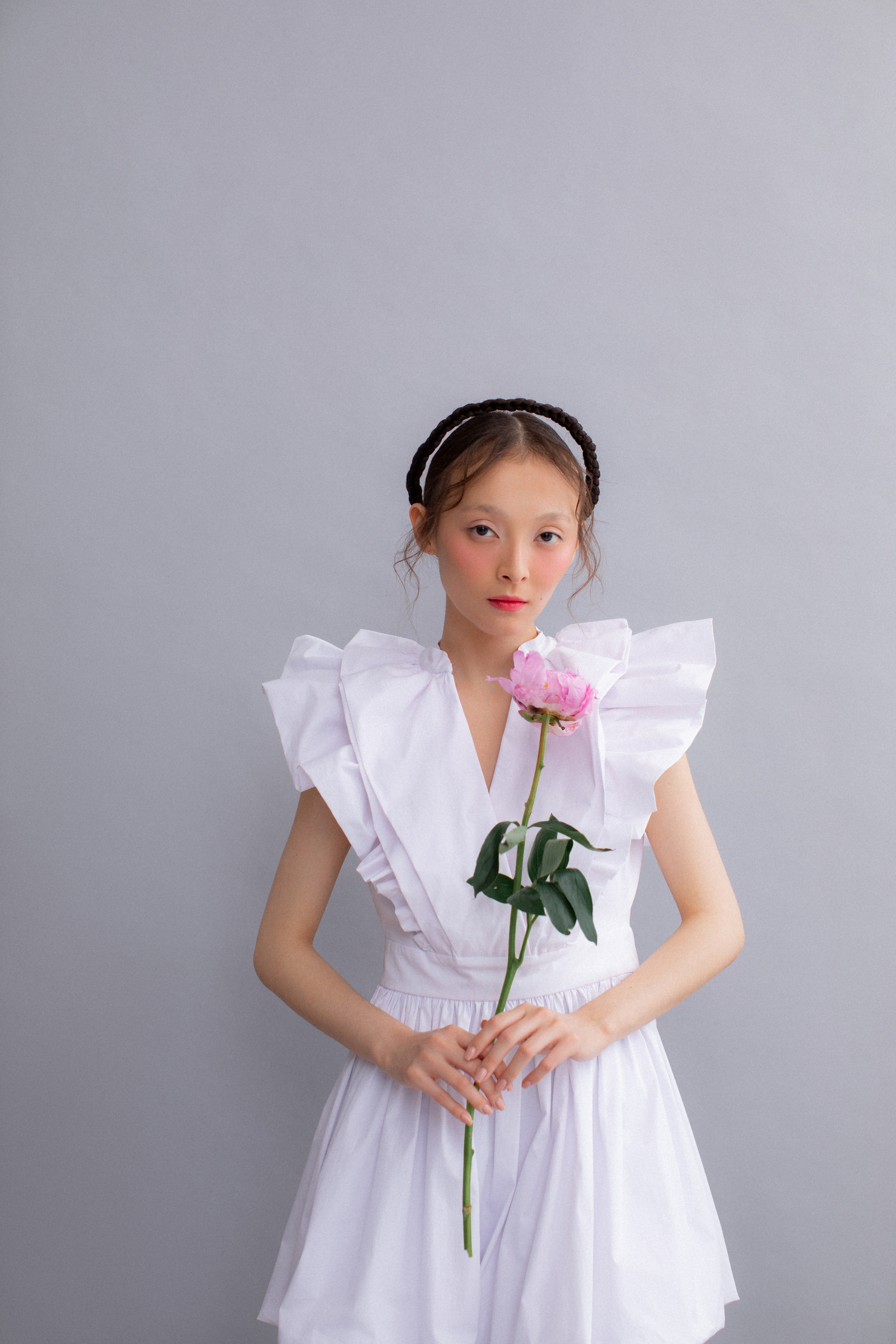 Стильный белый образ в платье на фотосессию со стилистом