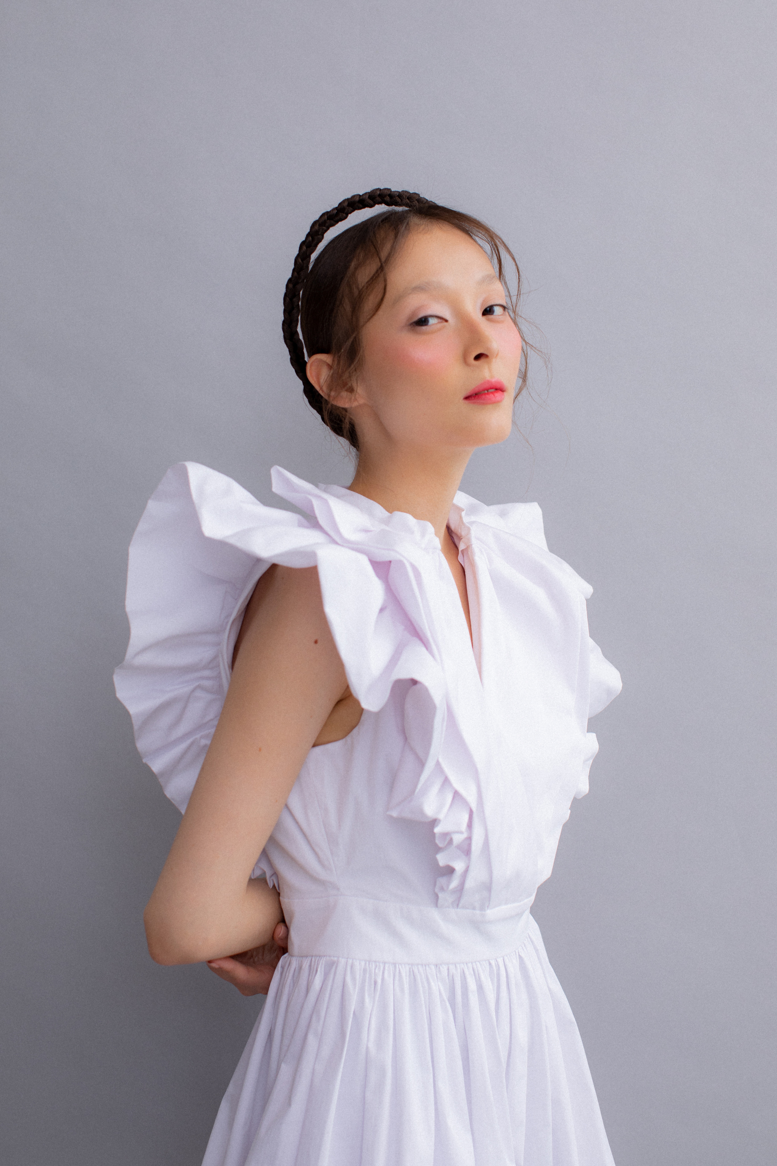 Стильная прическа укладка с косой в белом платье