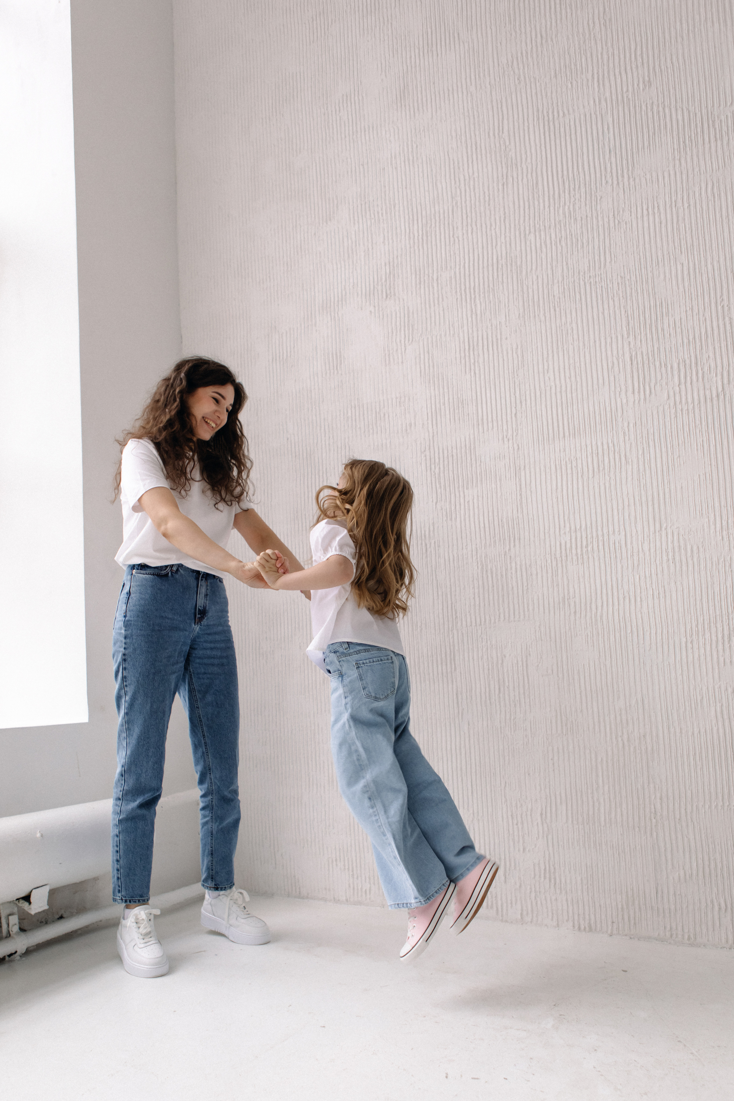 Фотосессия мамы и дочки в стиле минимализм