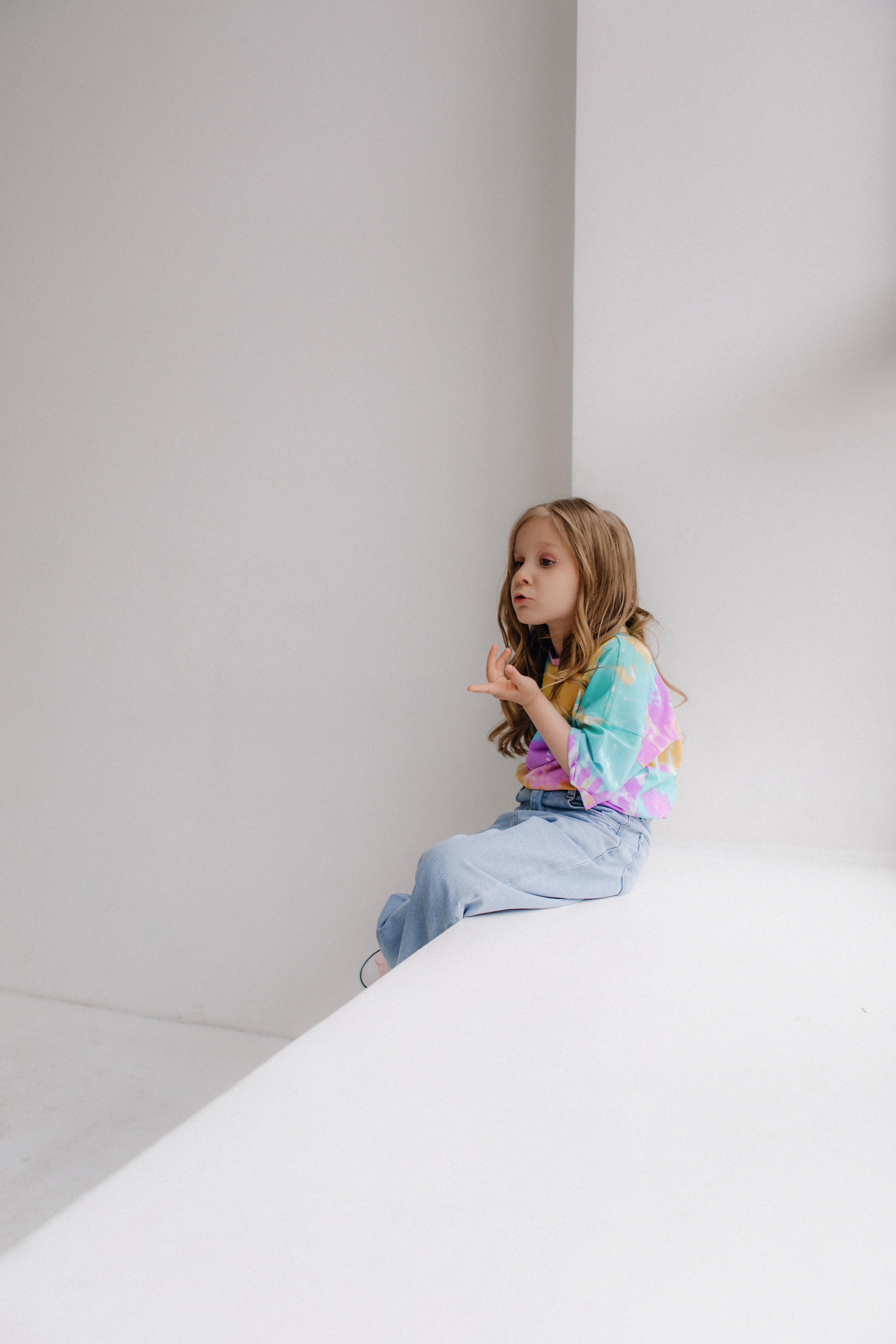 Детская фотосессия девочки в белой студии