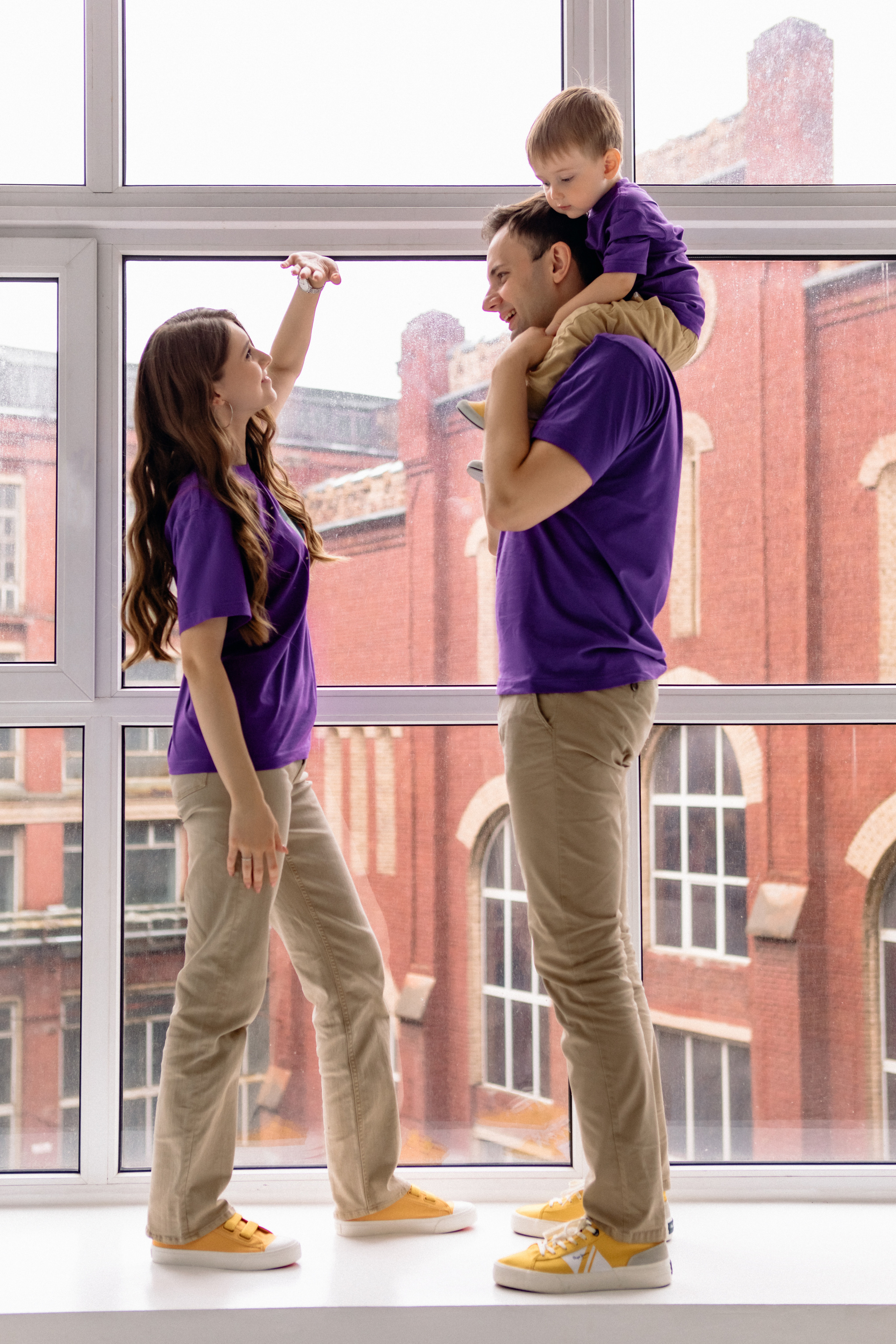 Радостная семья на фотосессии с ребенком 2 года