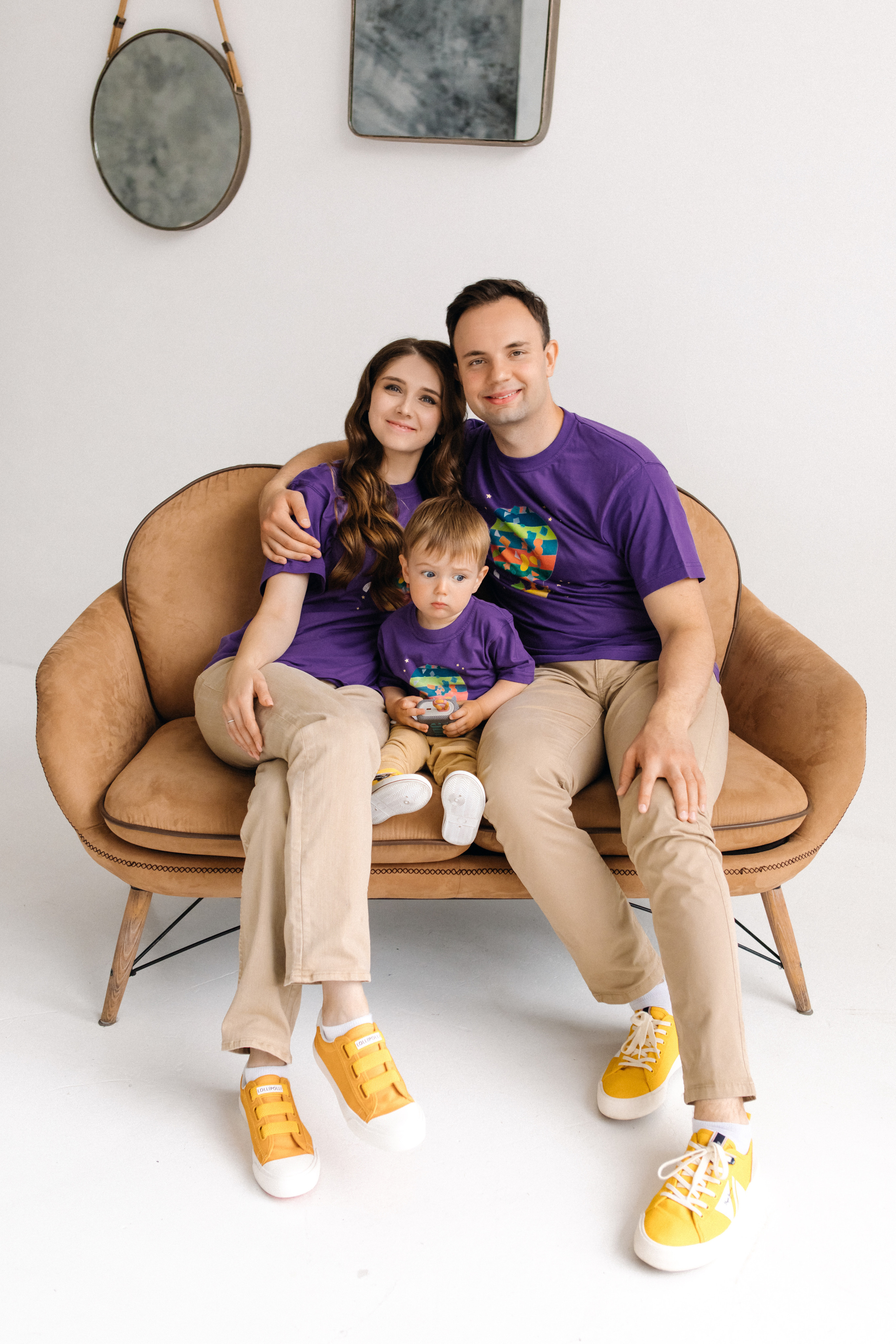 Семейный портрет в фиолетовых футболках и желтых кедах