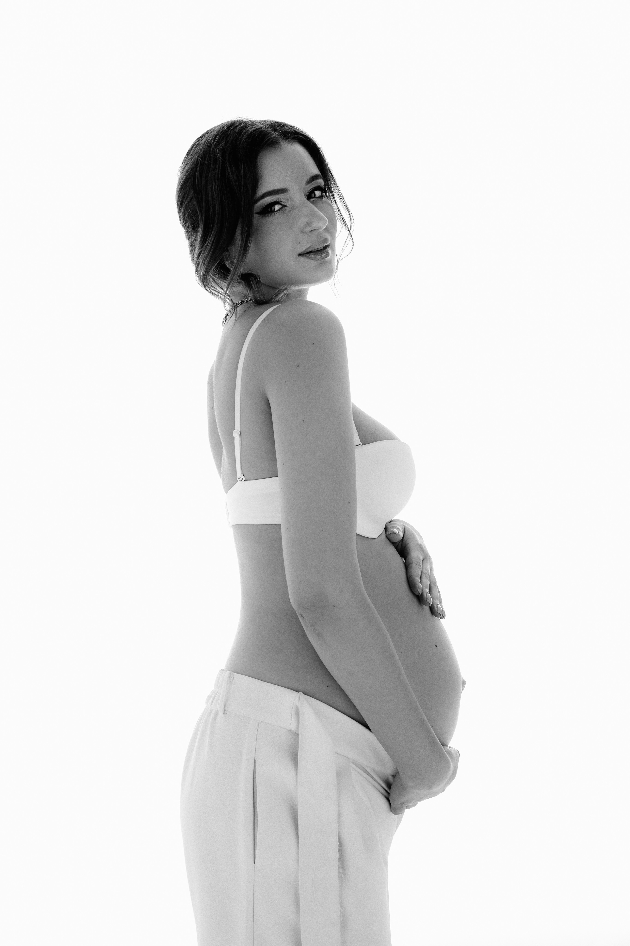 Чб фото беременности в белом нижнем белье и брюках