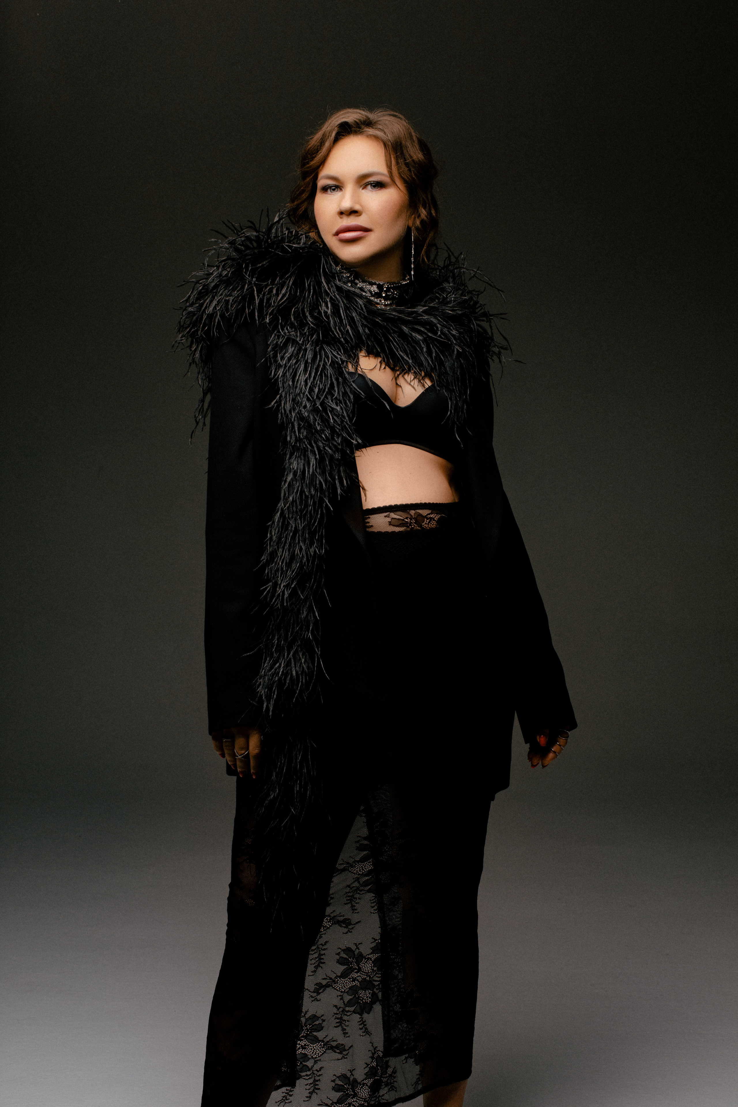 Образ от стилиста для беременной с боа и жакетом