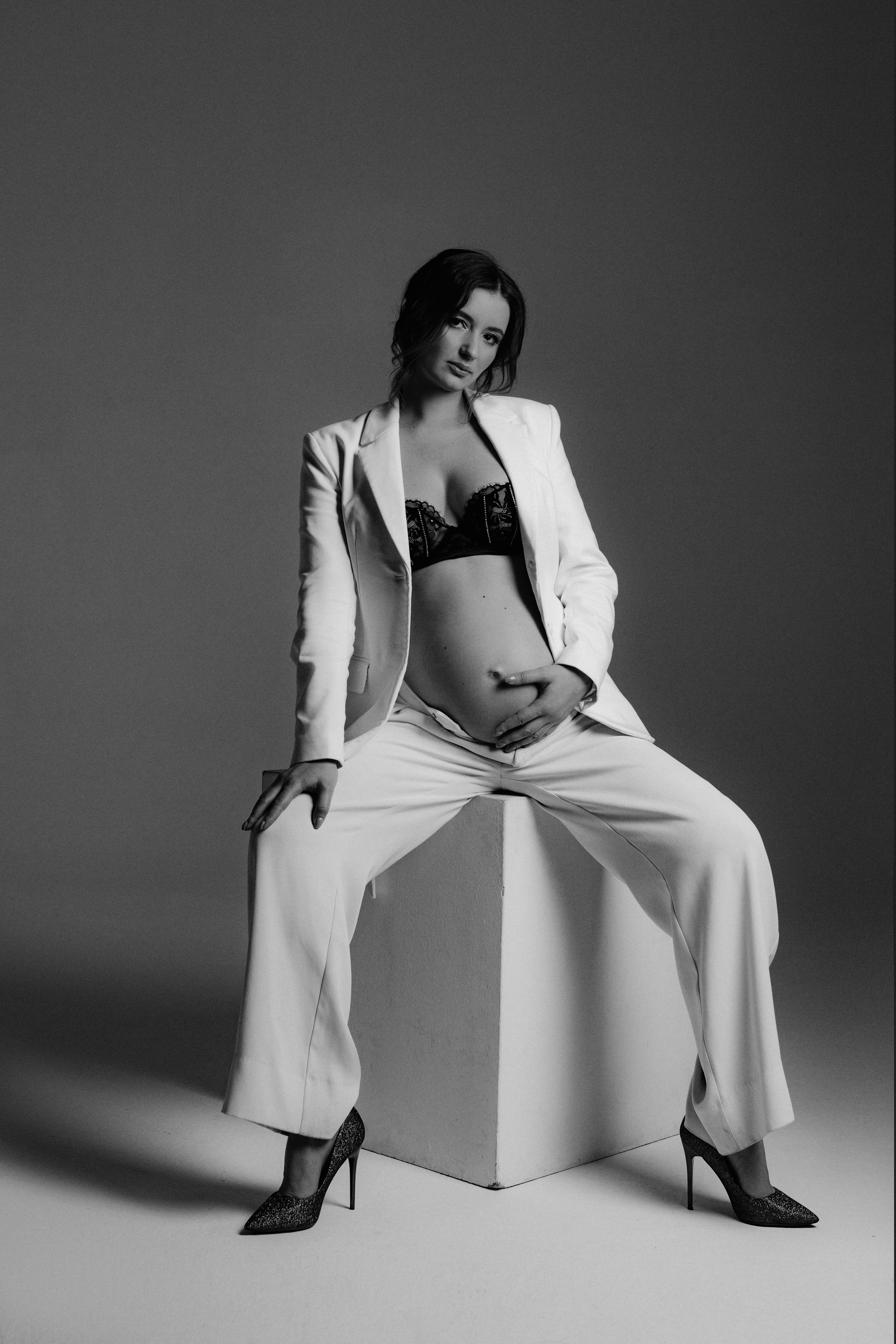 Беременная в белом костюме и черном бюстгалтере чб фото