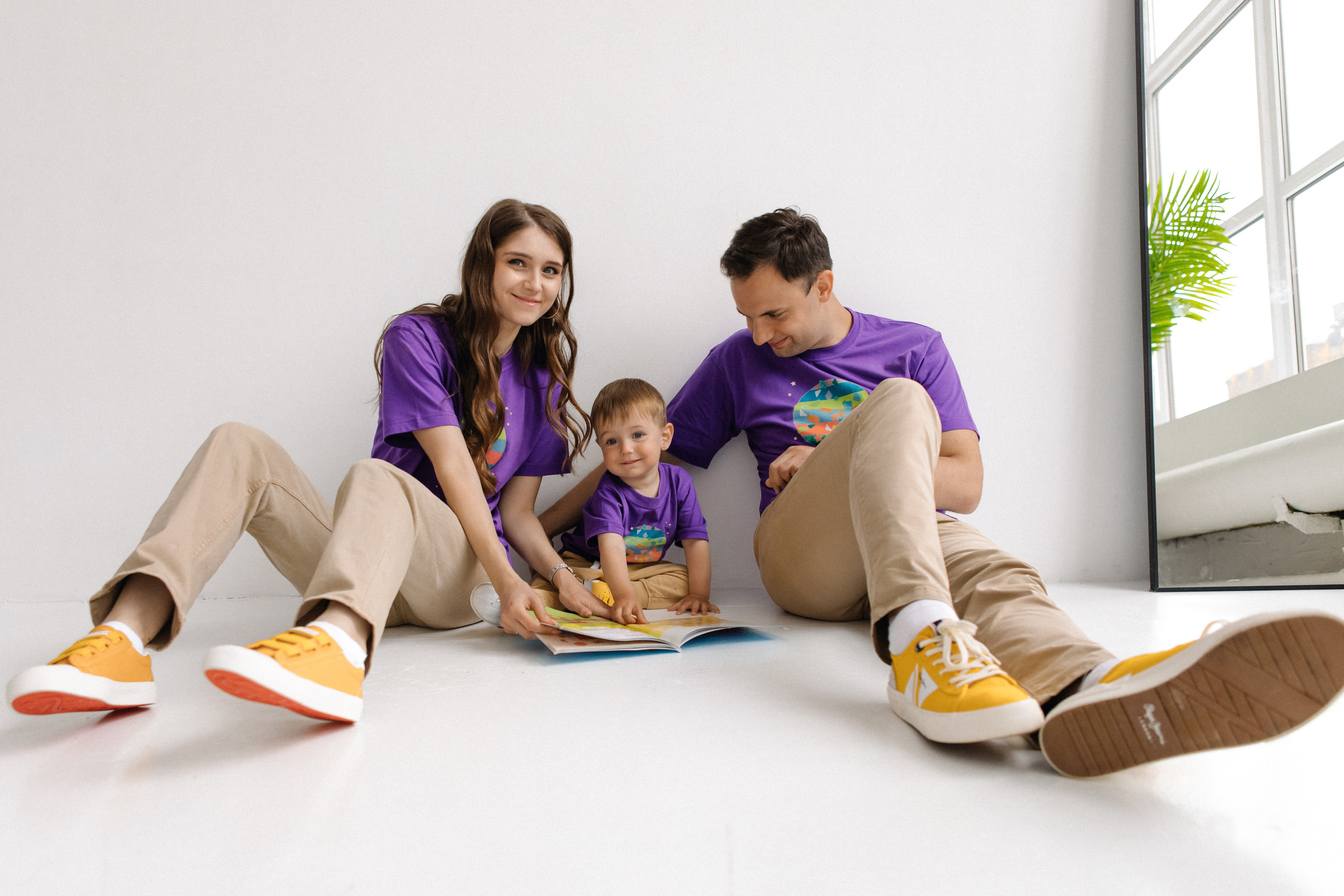 Родители читают книгу сыну