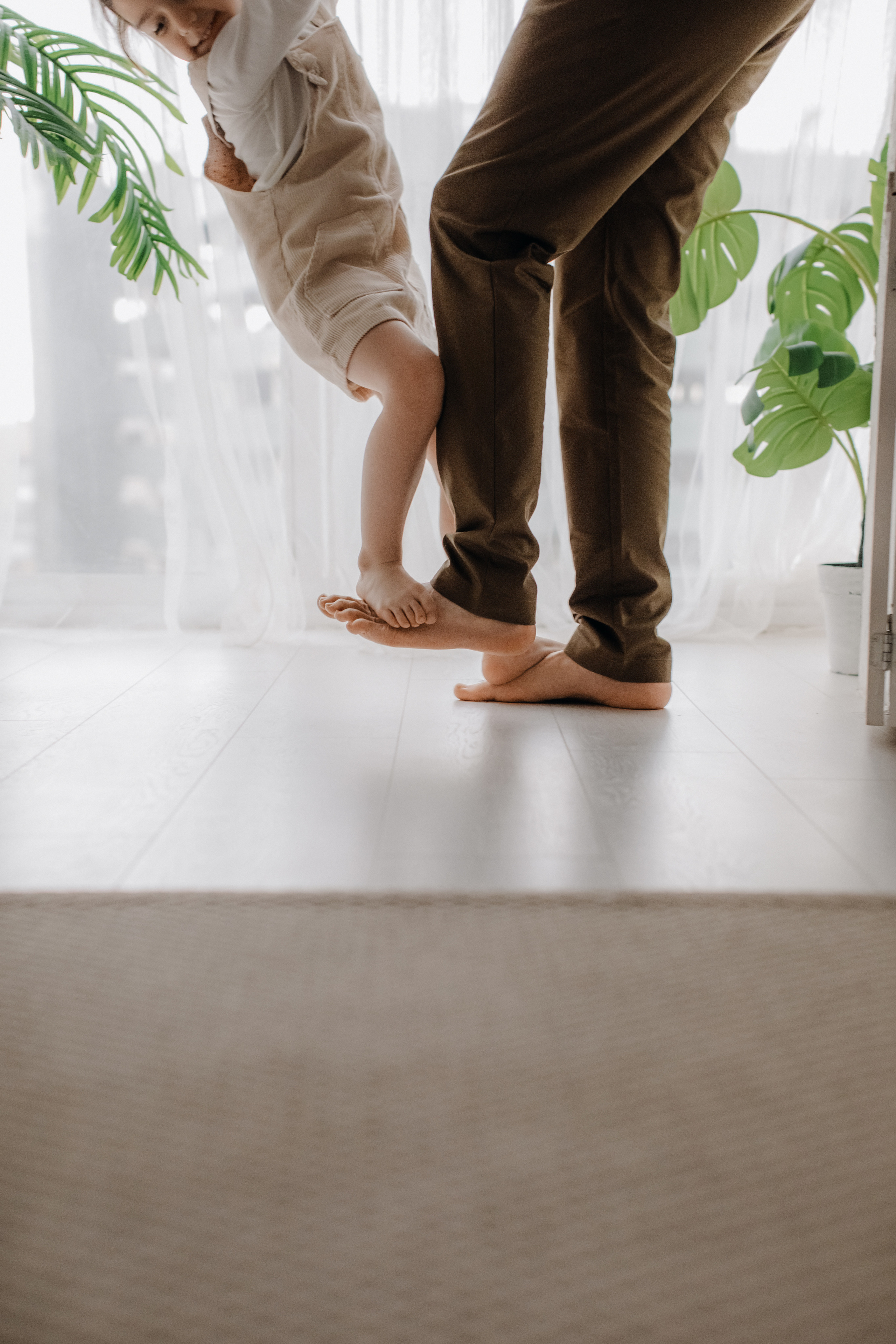 Детали на фотосессии семьи ноги дочки и папы