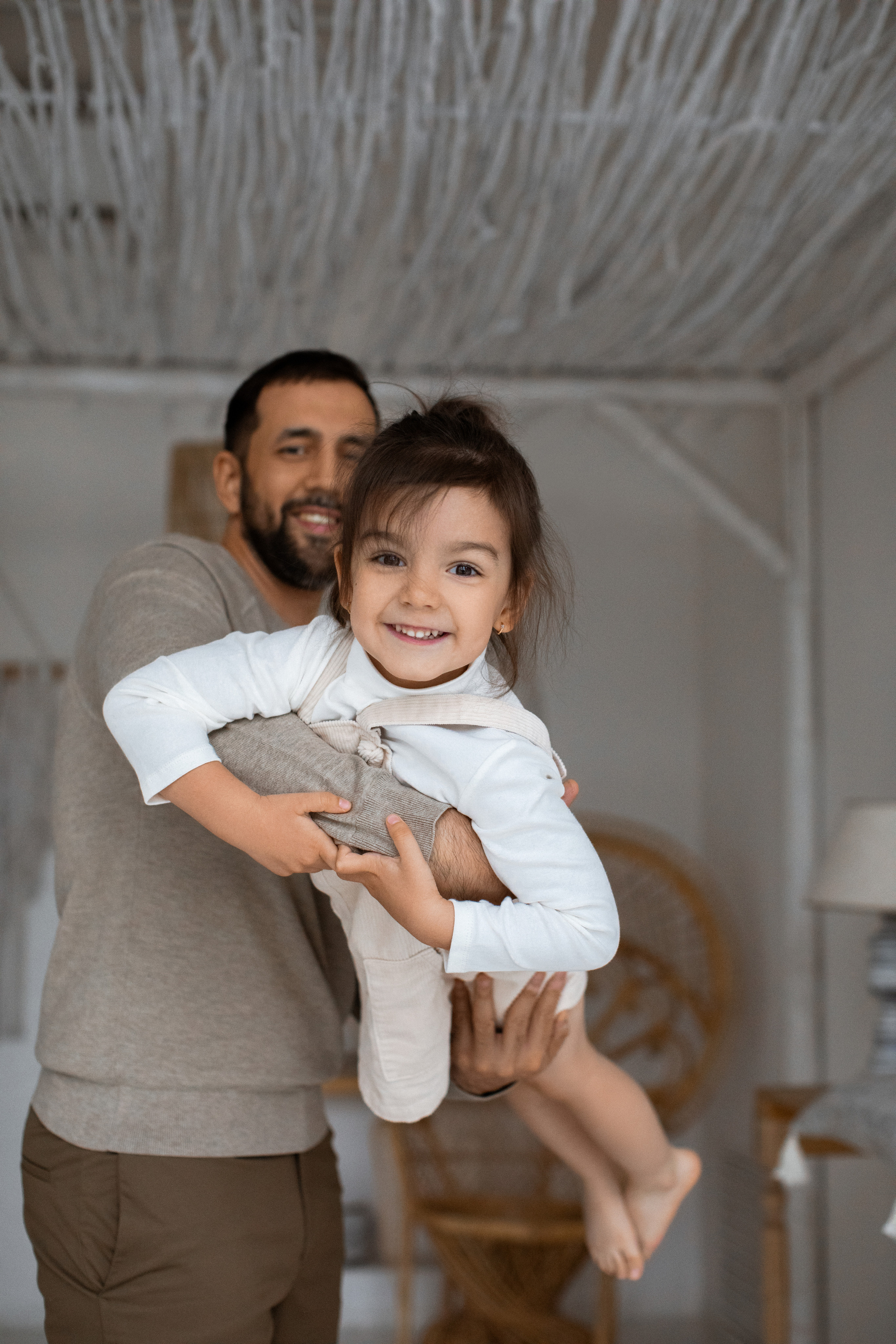 Дочь на руках у отца на семейной фотосессии