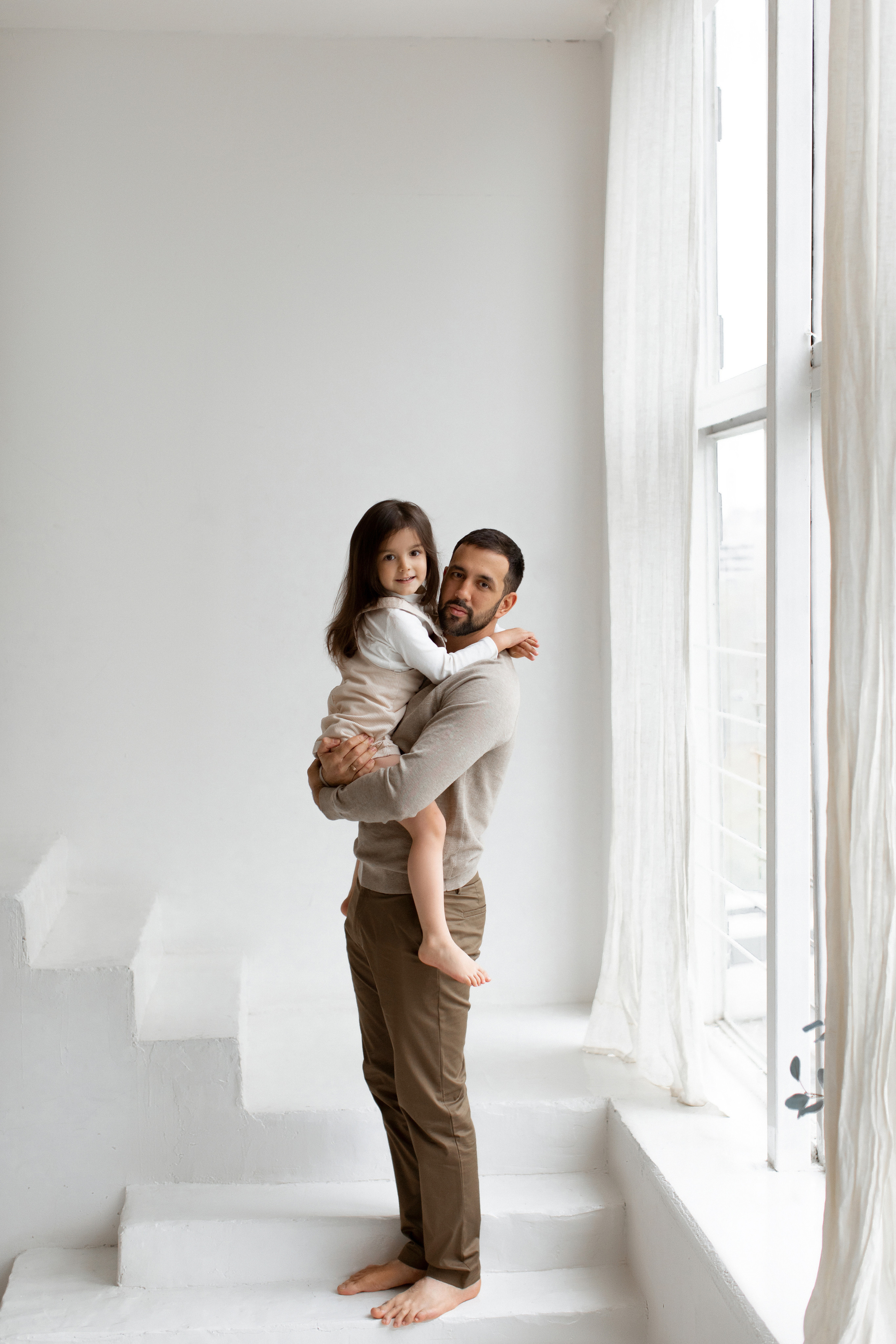 Дочка на руках у папы позирование на фотосессии