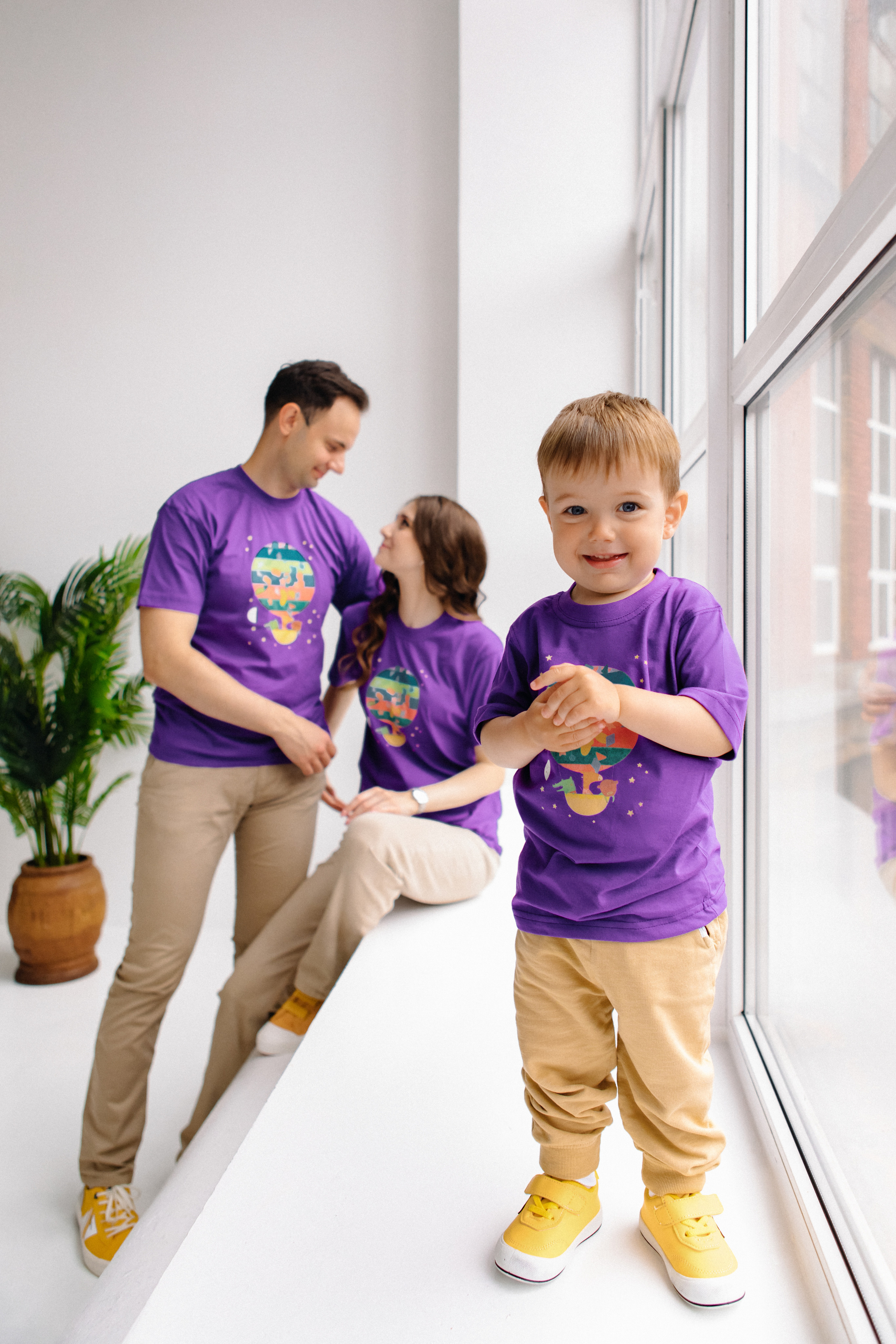 Счастливая семья в фиолетовых футболках
