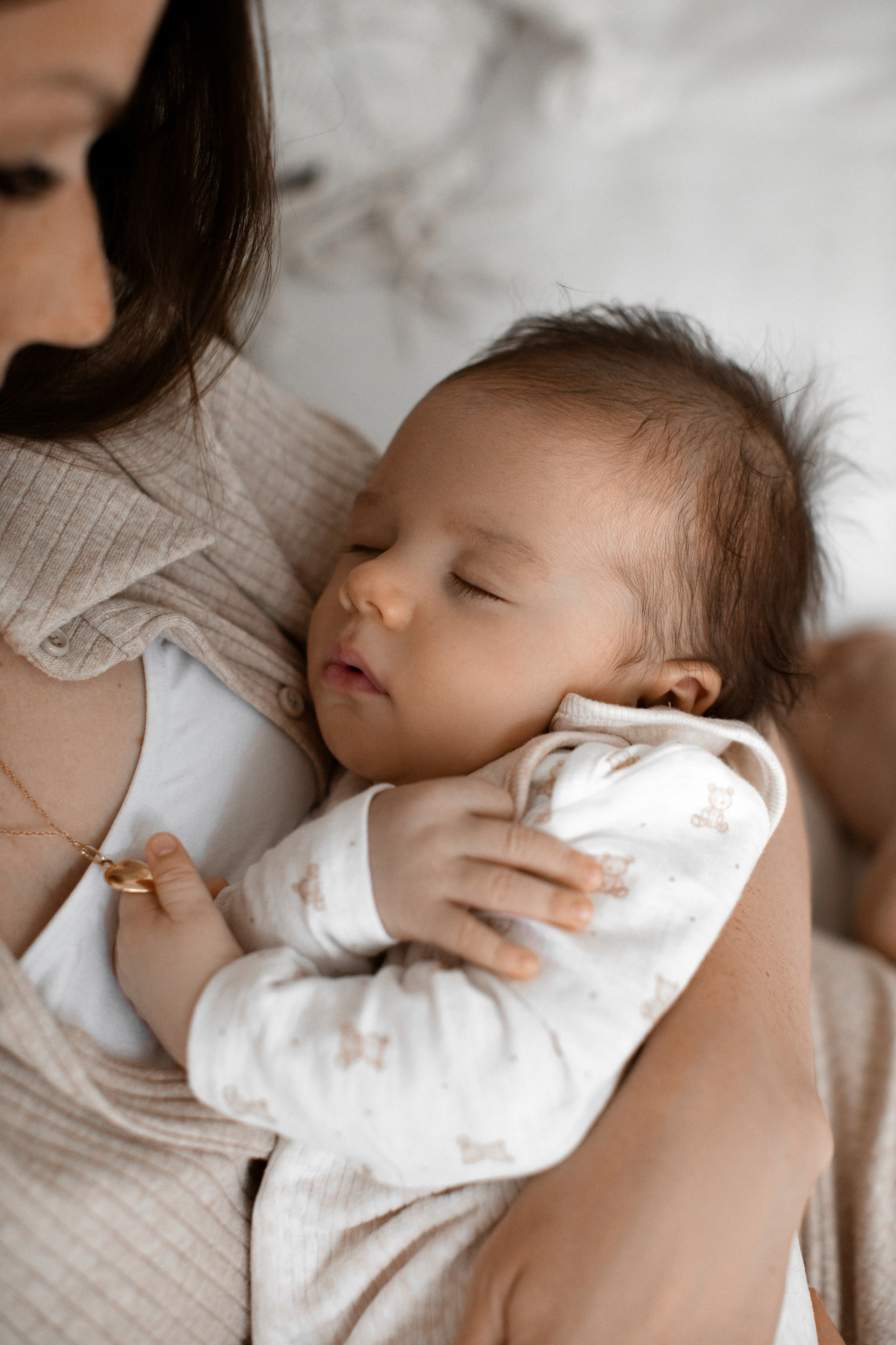 Спящий малыш 3 месяца на руках у мамы