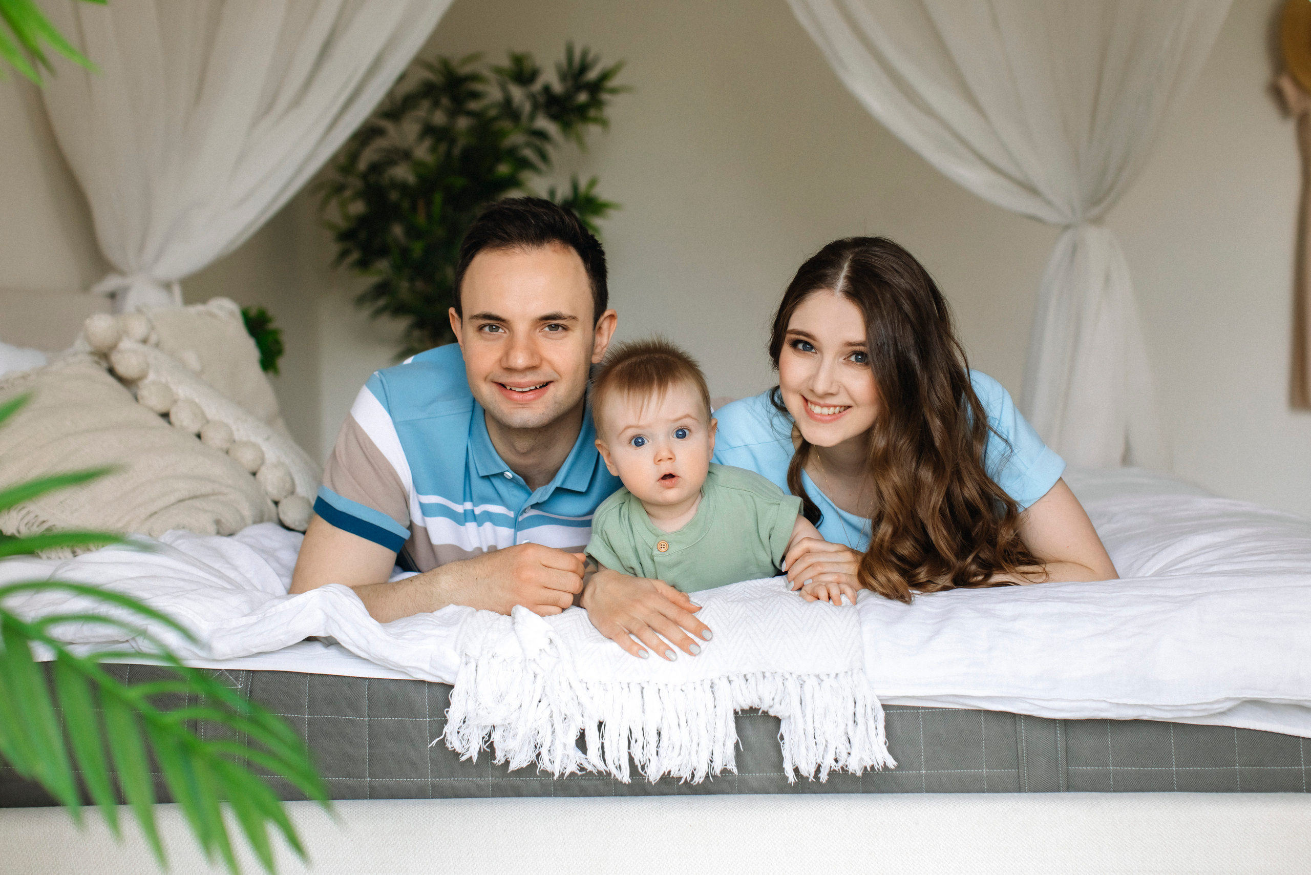 Портрет семьи с маленьким ребенком