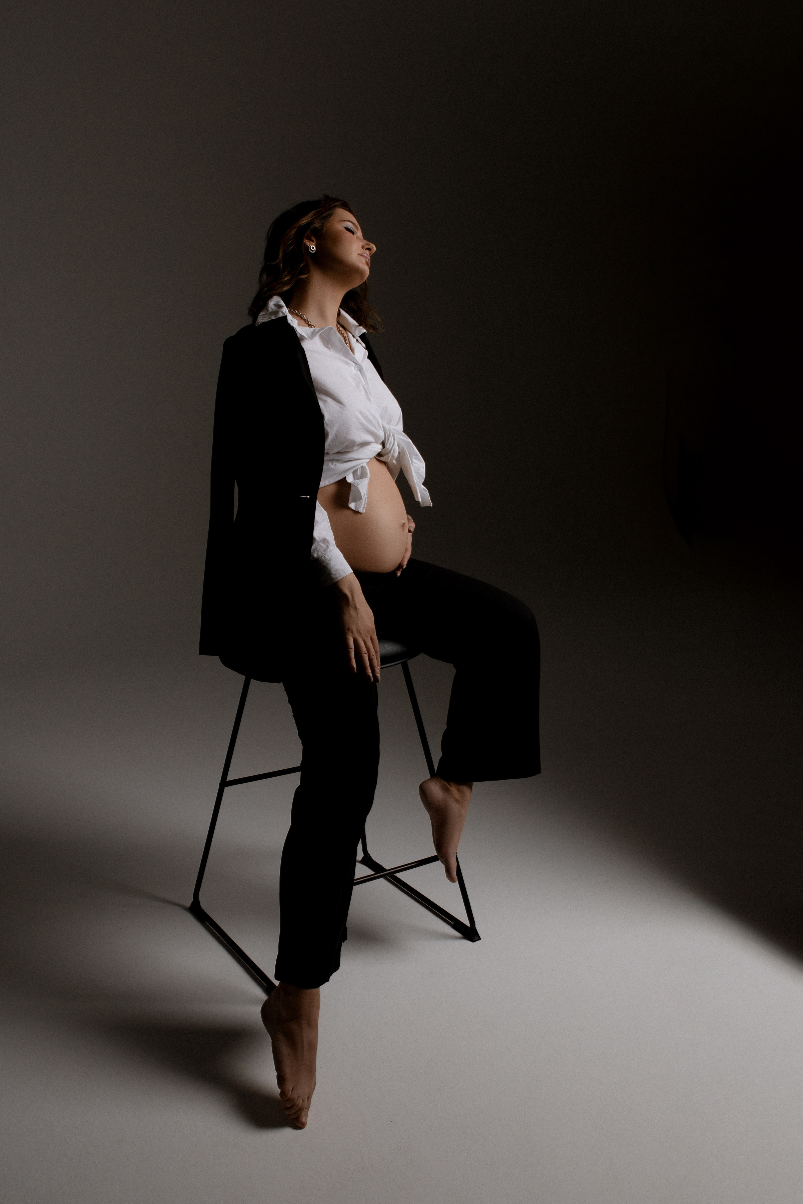 Фотосессия беременности в костюме на фоне