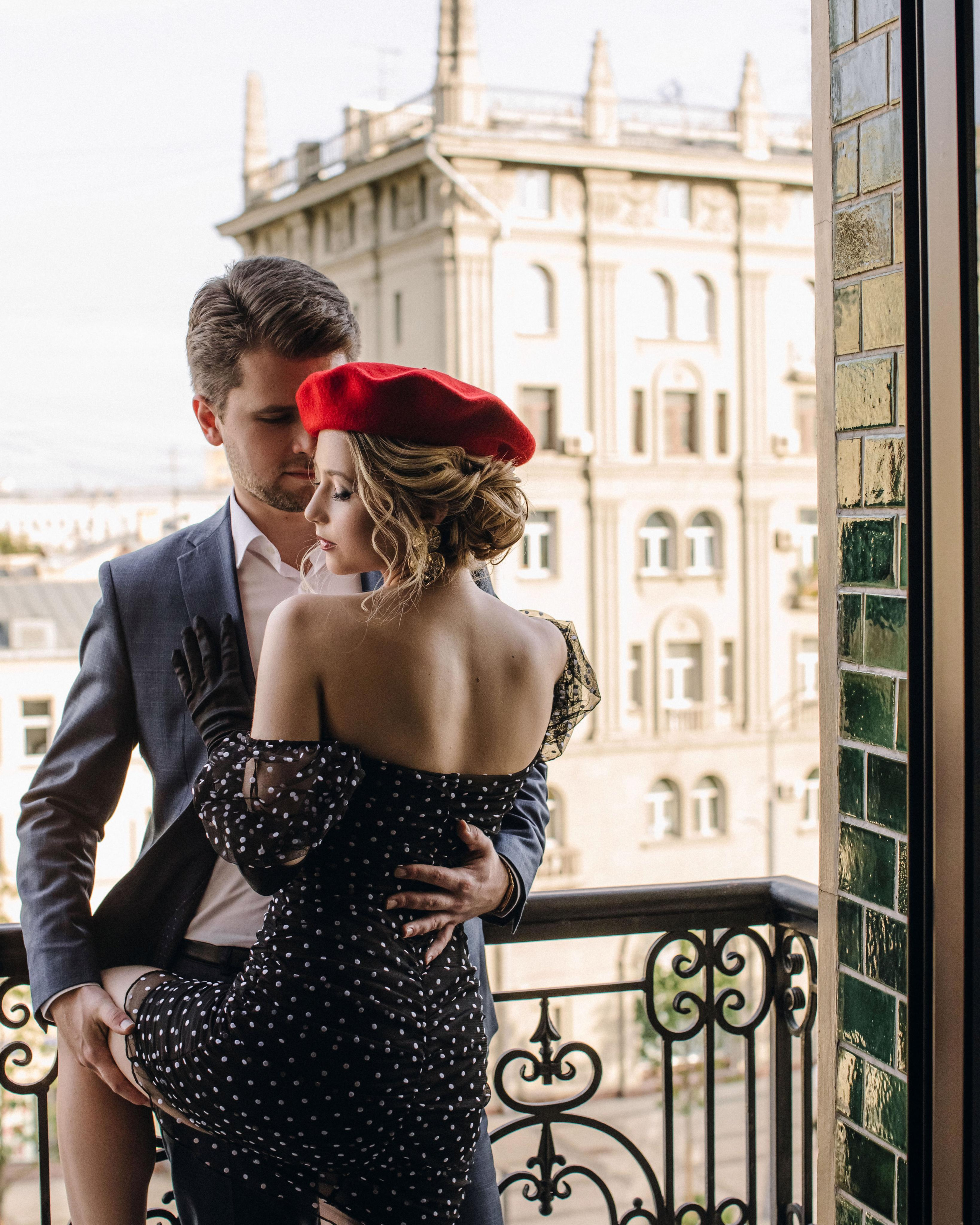 Влюбленная пара на балконе отеля Hartwell