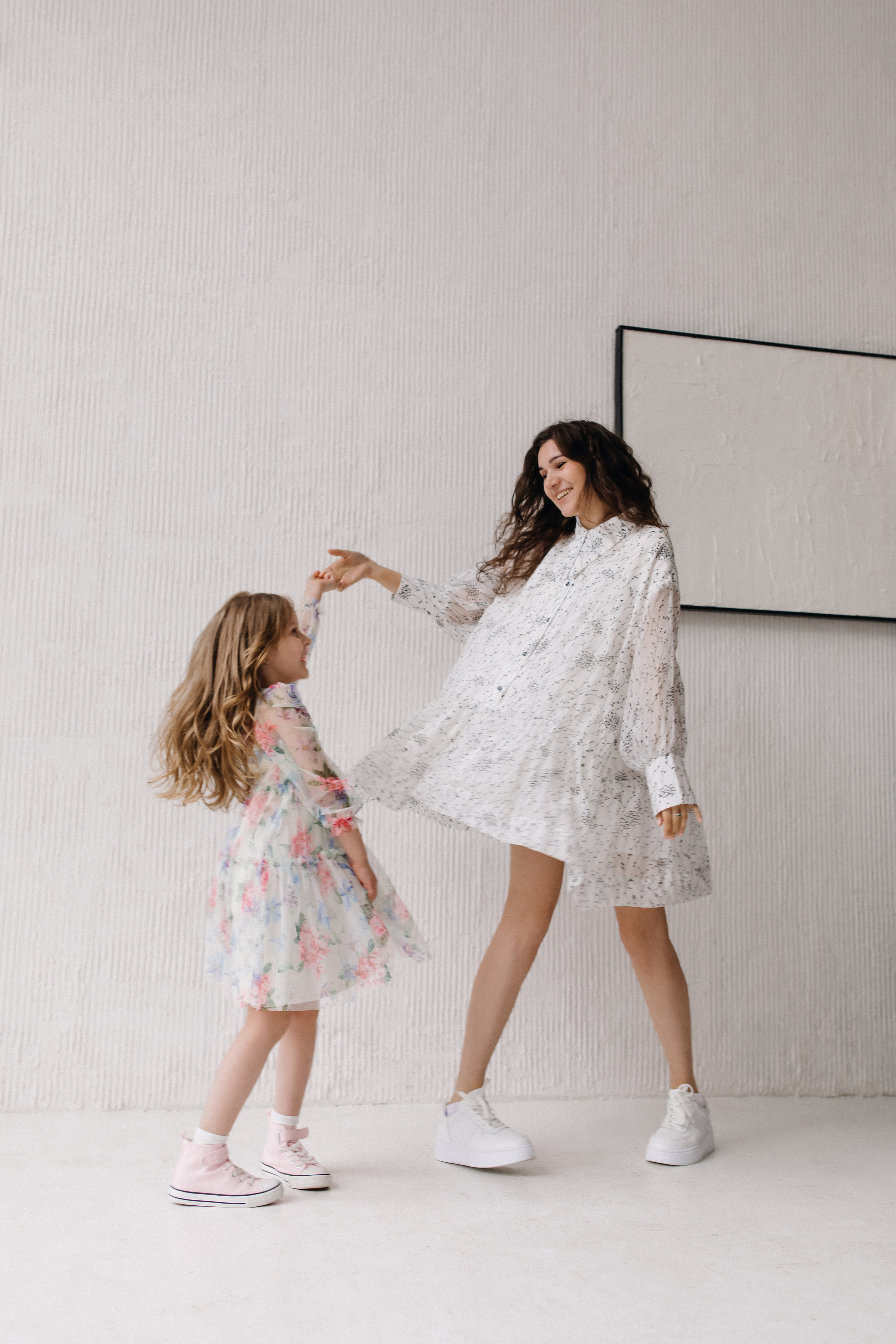 Мама и дочка танцуют позирование