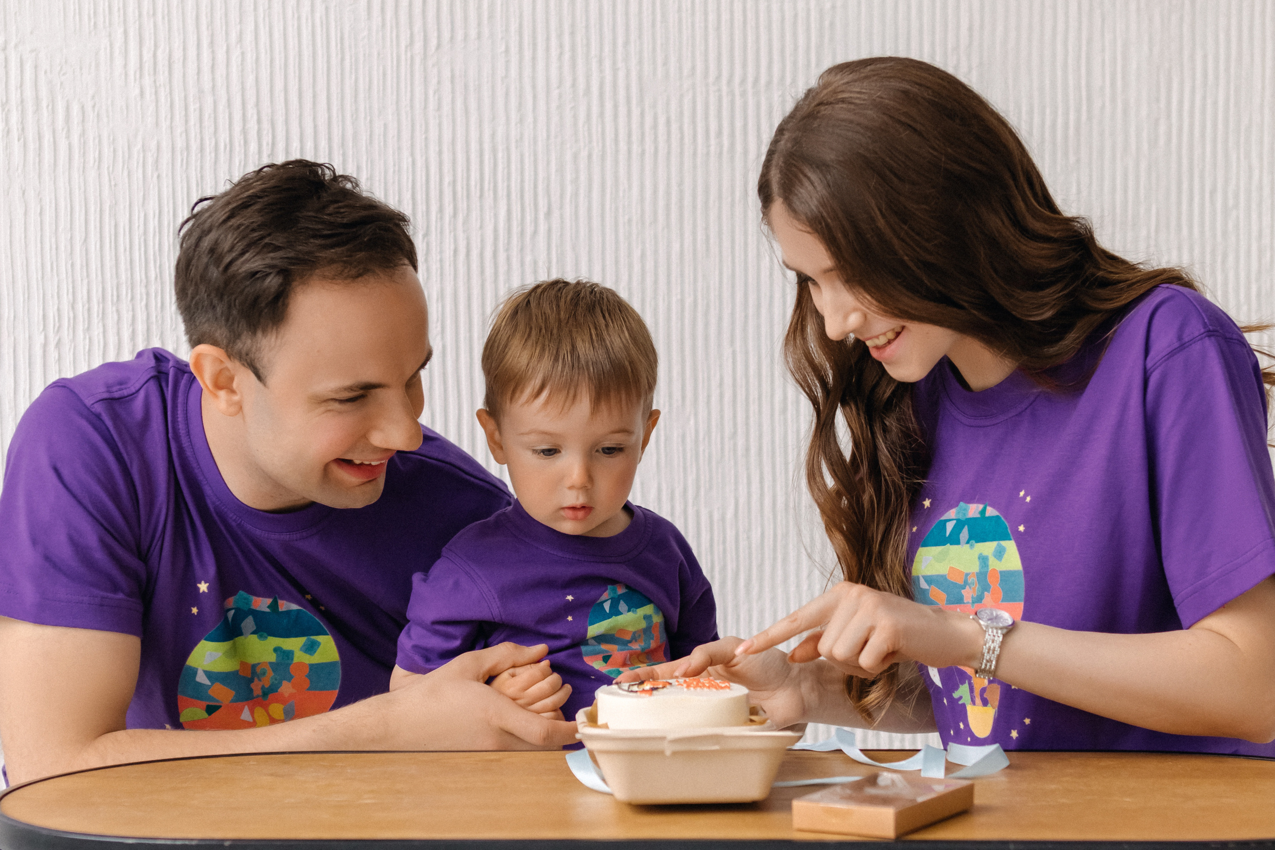 Семья с тортом для ребенка