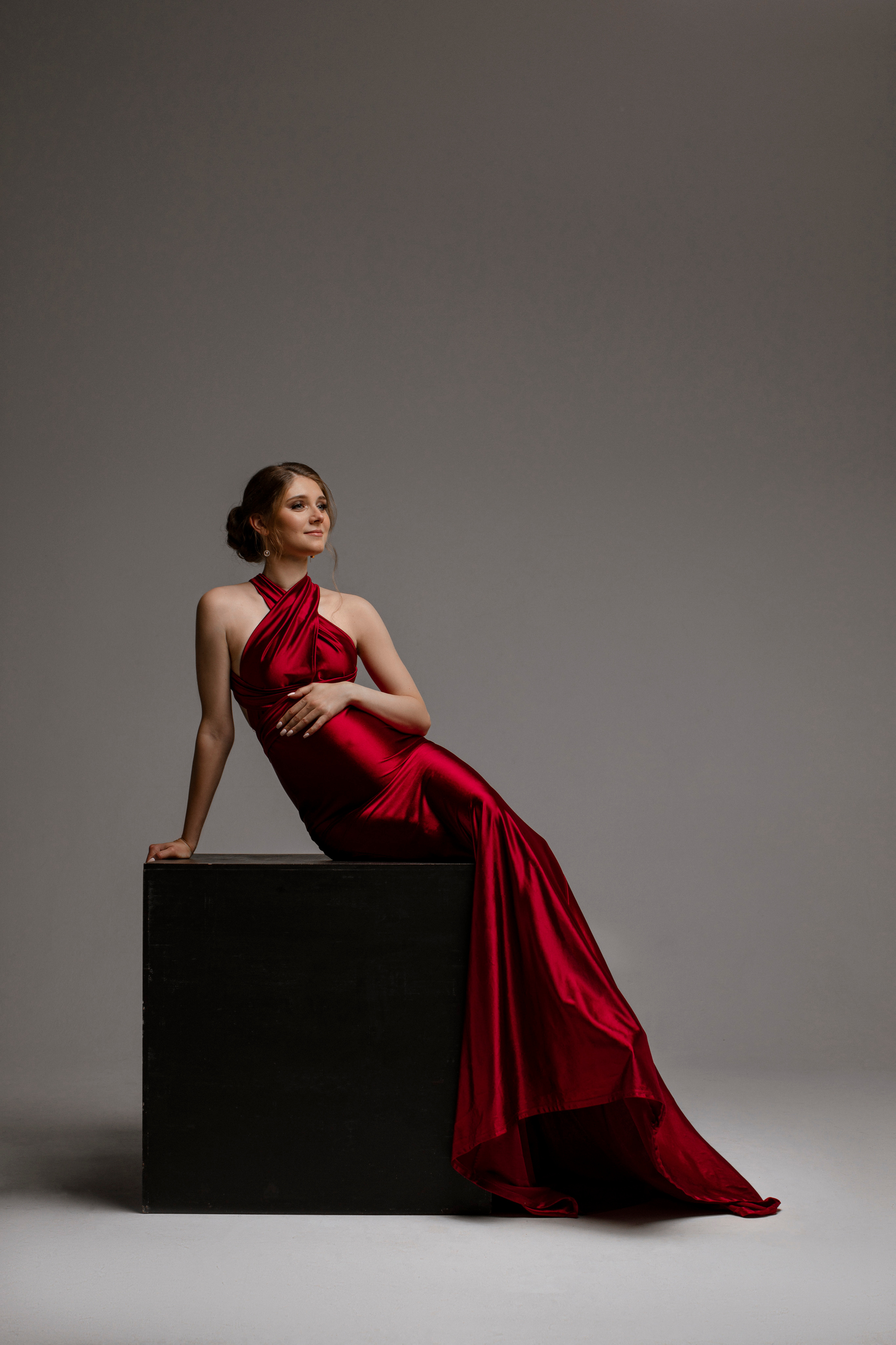 Фотосессия беременности в красном платье со шлейфом 