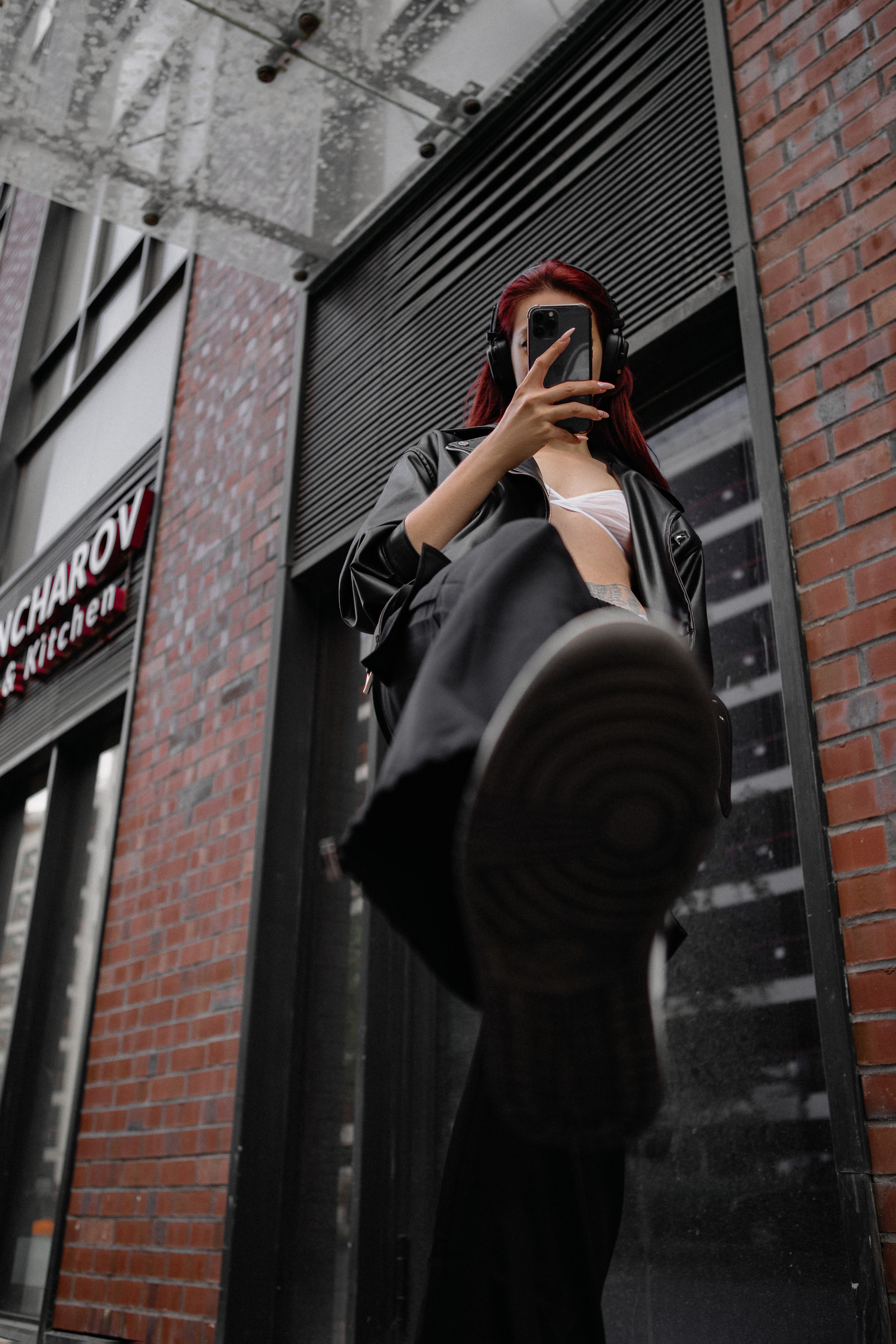 Девушка в наушниках в грубых ботинках Бц Савеловский Сити