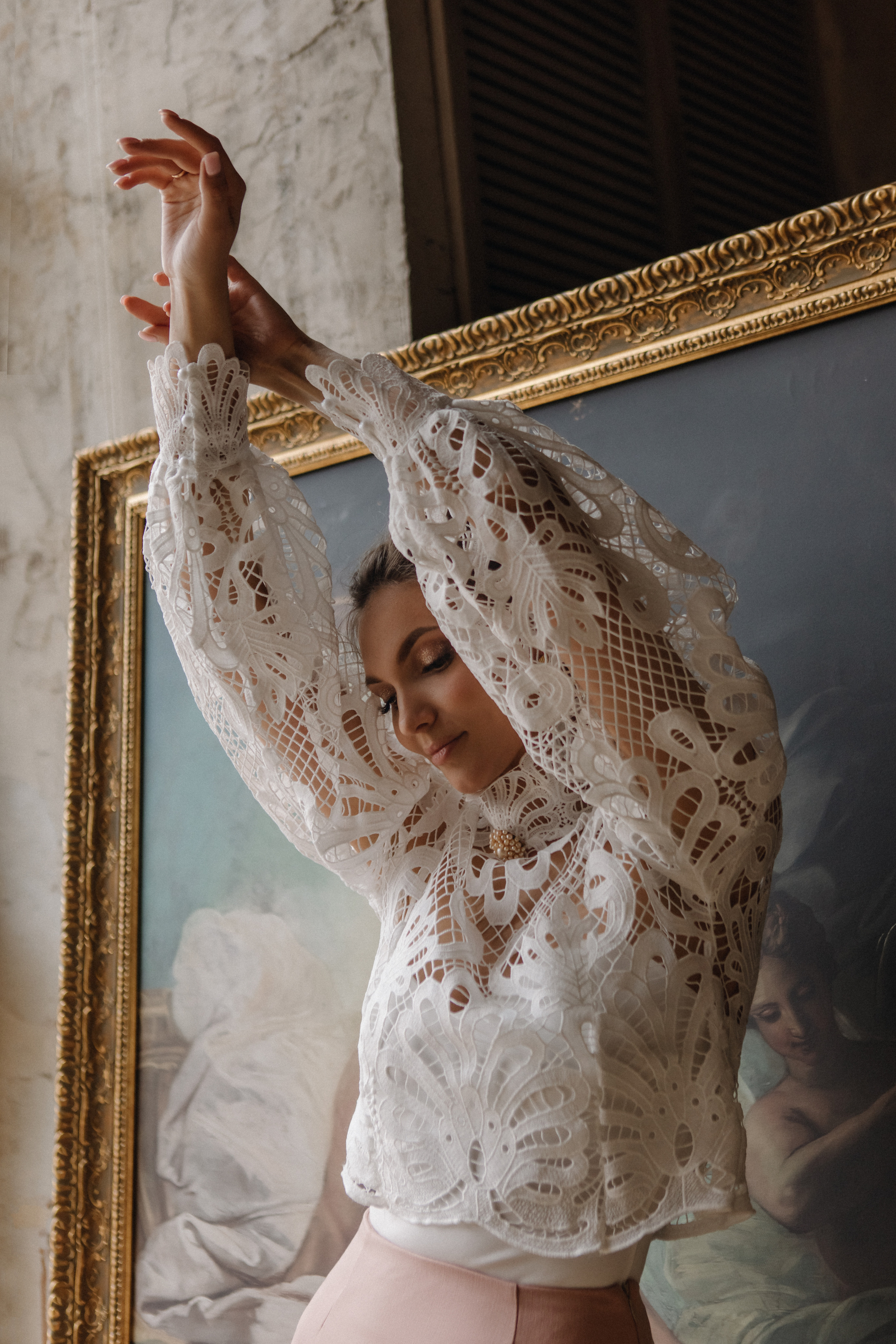 Кружевная белая блуза с брошью