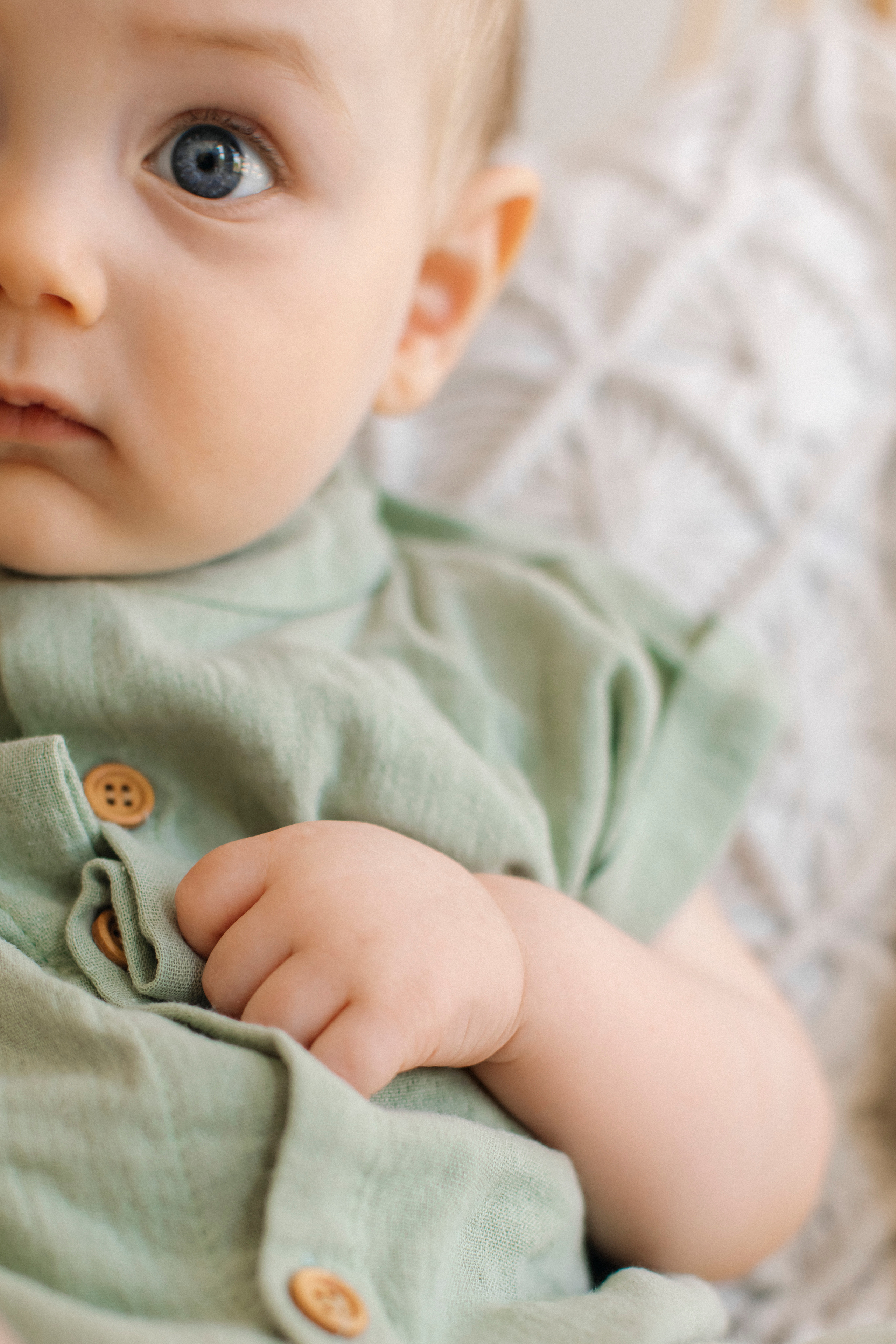 Малыш в зеленом комбинезоне