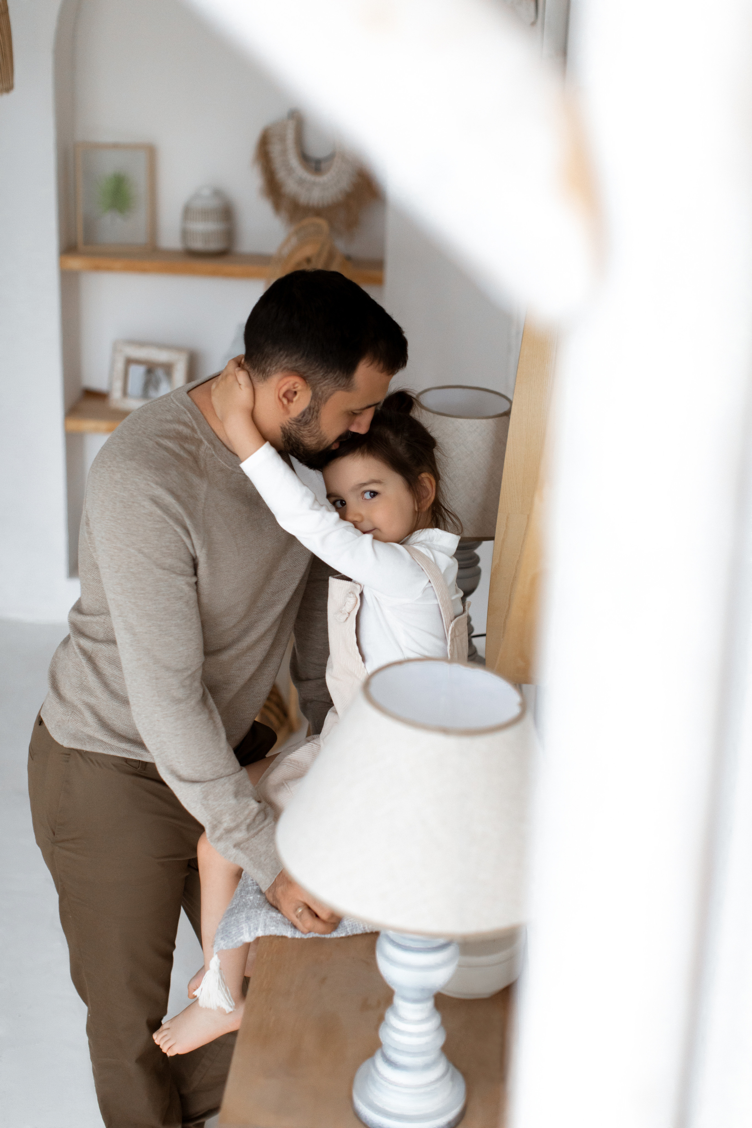 Папа целует свою дочку позирование на фотосессии